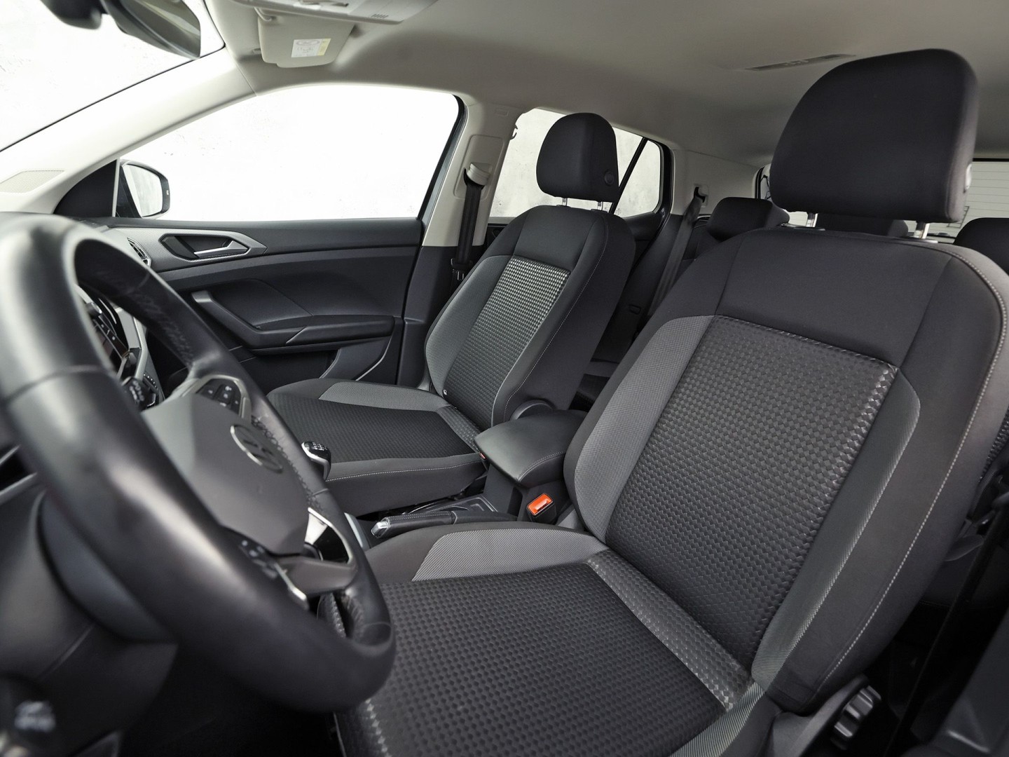 Volkswagen T-Cross 1.0 TSI Life Sport (APPLE CARPLAY, GROOT NAVI, CLIMATE, STOELVERWARMING, SPORTSTOELEN, GETINT GLAS, CRUISE, NIEUWSTAAT)