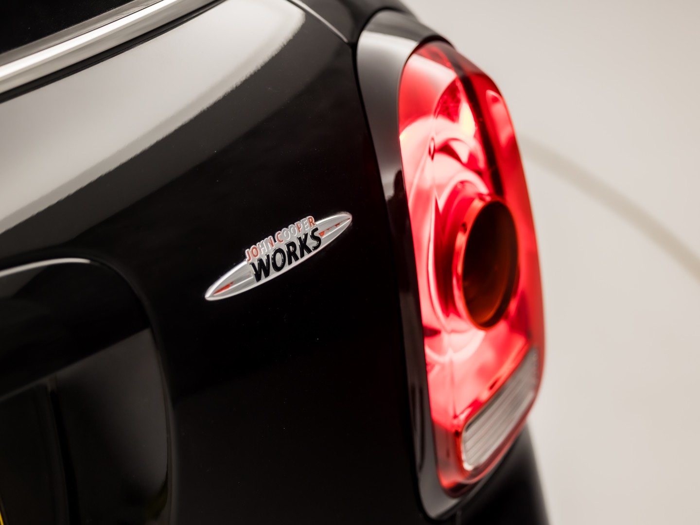 MINI Countryman 2.0 Cooper S John Cooper Works Chili 192Pk Automaat (PANORAMADAK, GROOT NAVI, LEDER, HARMAN/KARDON, CAMERA, STOELVERWARMING, SPORTSTOELEN, GETINT GLAS, NIEUWSTAAT)