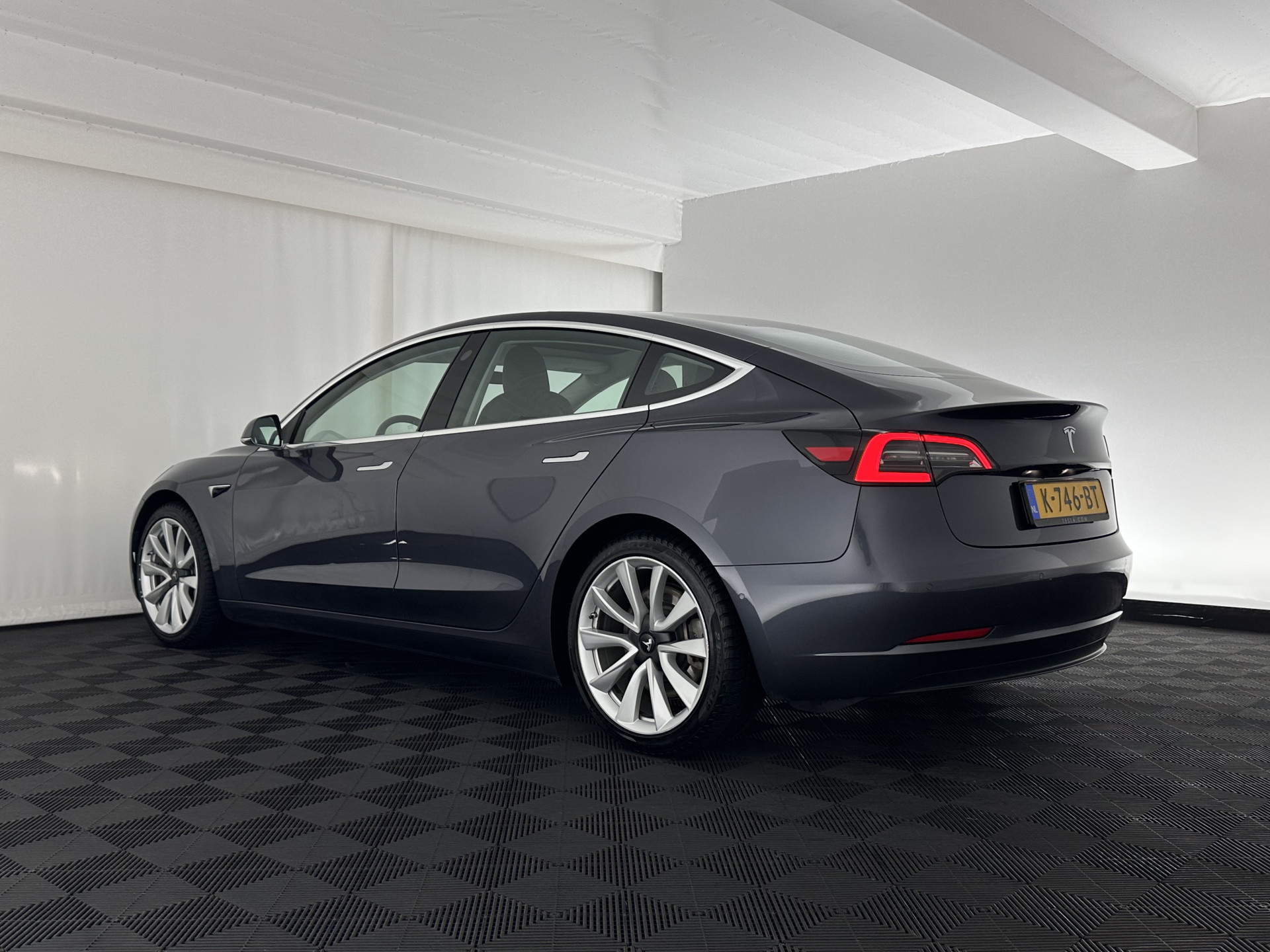 Tesla Model 3 Standard RWD Plus 60 kWh [ 3-Fase ] (INCL-BTW) Aut. *PANO | AUTO-PILOT | LEATHER | KEYLESS | FULL-LED | MEMORY-PACK | TOP-VIEW | DAB | CARPLAY | DIGI-COCKPIT | LANE-ASSIST | COMFORT-SEATS | 19"ALU*