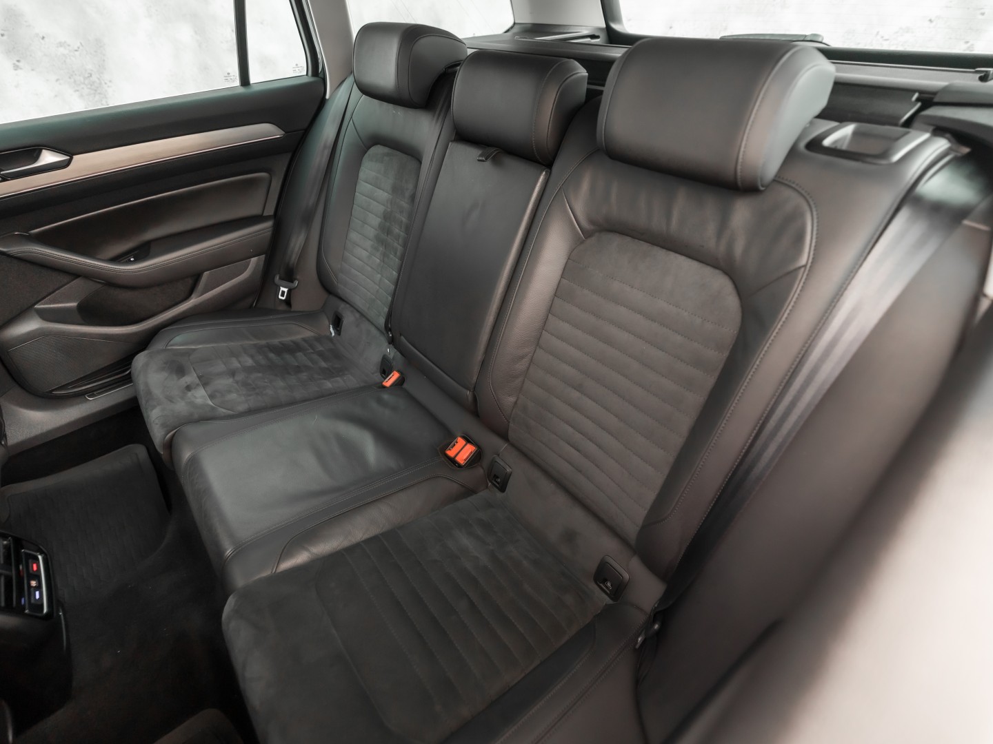 Volkswagen Passat Variant 1.5 TSI Highline Sportline 150Pk Automaat (VIRTUAL COCKPIT, APPLE CARPLAY, GROOT NAVI, CAMERA, LEDER/ALCANTARA, GETINT GLAS, KEYLESS, NIEUWSTAAT)