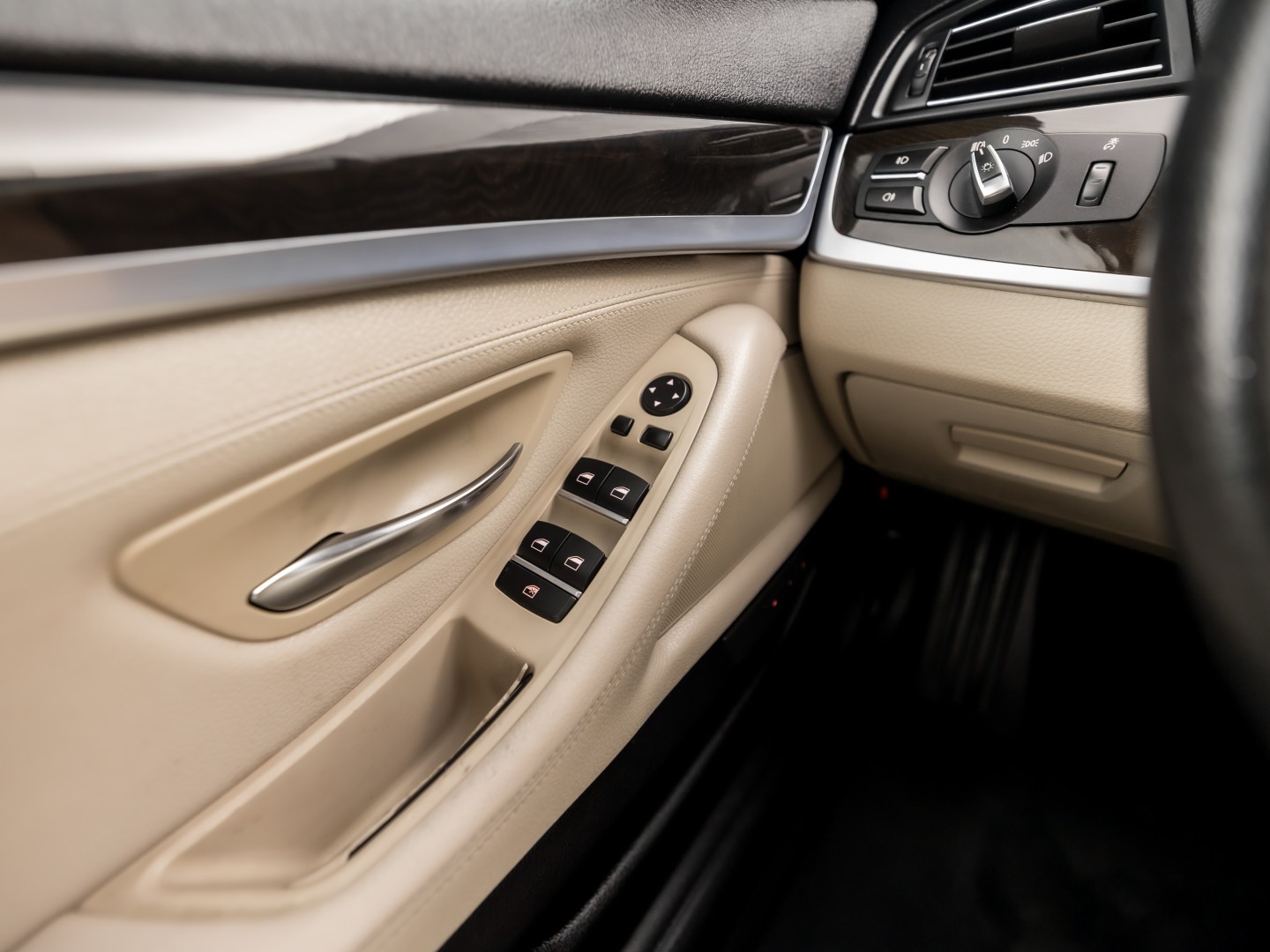 BMW 5 Serie 528i High Executive 245Pk Automaat (SCHUIFDAK, GROOT NAVI, LEDER, GETINT GLAS, ELEK SPORTSTOELEN, ZWART HEMEL, STOELVERWARMING, PARKEERSENSOREN, XENON, NIEUWSTAAT)