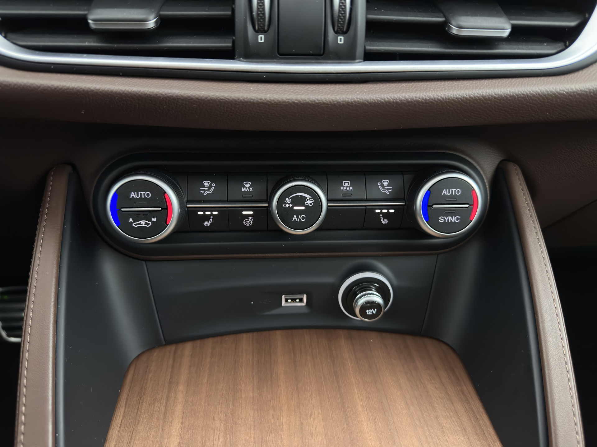 Alfa Romeo Stelvio 2.0 T Veloce AWD B-Tech Business Edition Aut. *PANO | LEATHER | XENON | ADAPTIVE-CRUISE | MEMORY-PACK | BLIND-SPOT | HEATED-SPORTSEATS | CAMERA | DAB+ | KEYLESS | SHIFT-PADDLES | PRIVACY-GLASS | NAVI-FULLMAP | TOWBAR | 20''