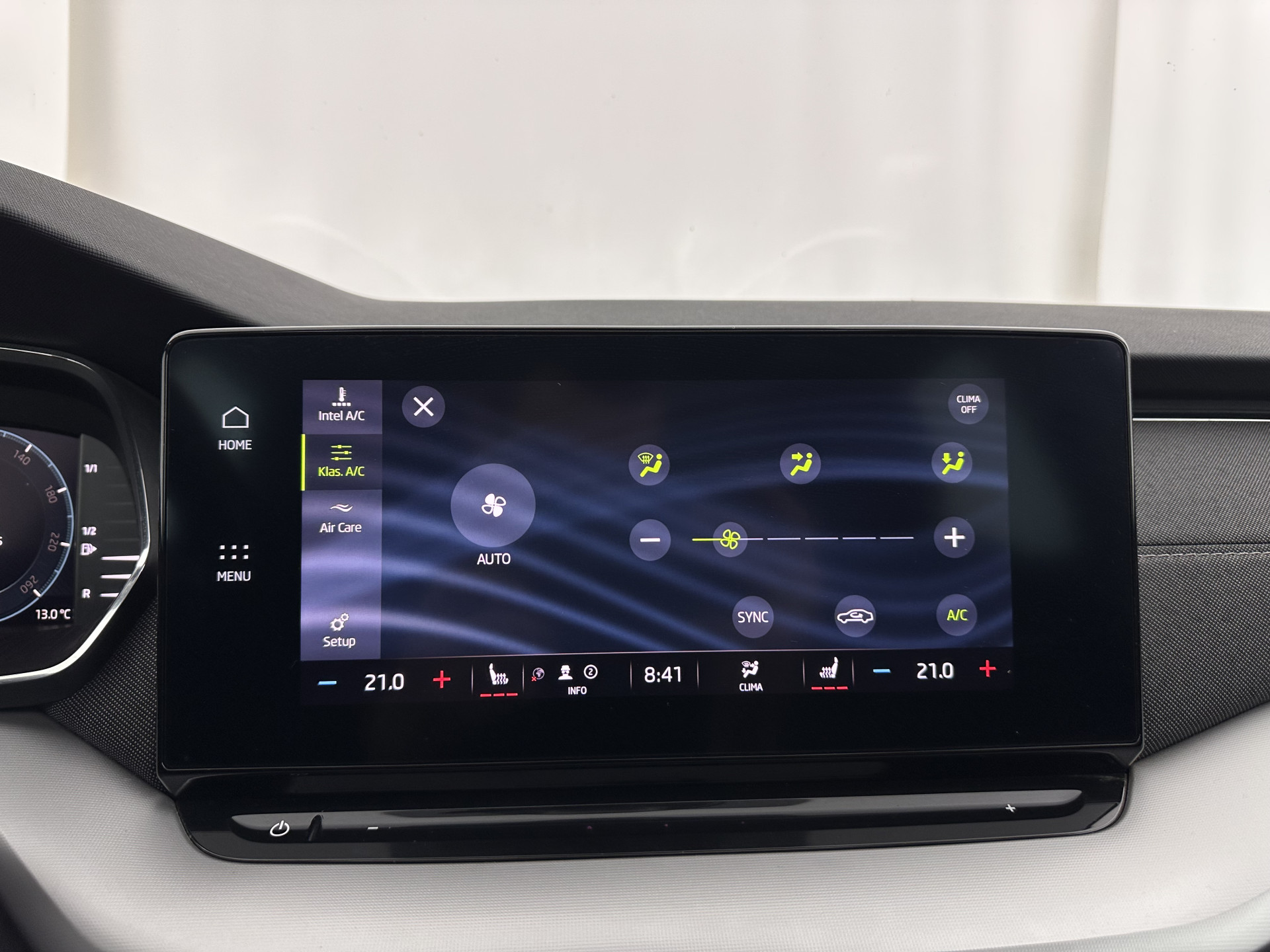 ŠKODA Octavia Combi 1.0 TSI Style (INCL-BTW) *PANO | FULL-LED | LANE-ASSIST | DIGI-COCKPIT | HEATED-COMFORTSEATS | NAVI-FULLMAP | PRIVACYGLASS | KEYLESS | DAB | ECC | PDC | CRUISE | TOWBAR | 18''ALU*