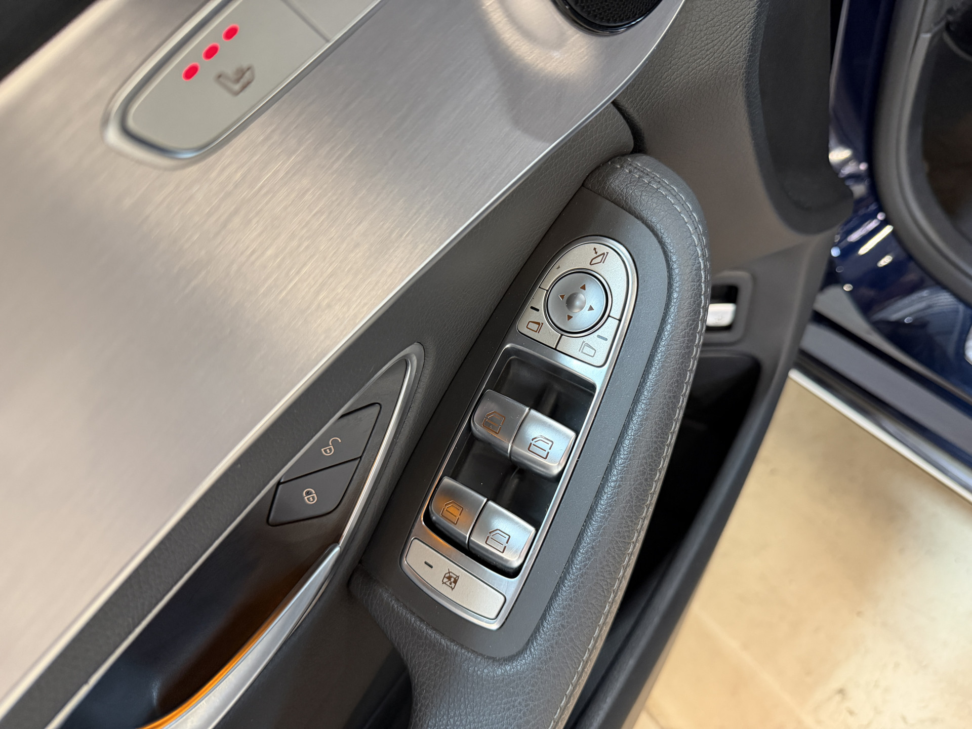 Mercedes-Benz C-klasse Estate 220 d Business Solution | Camera | Stoelverwarming | Elektr. trekhaak | Adaptive cruise | Full LED