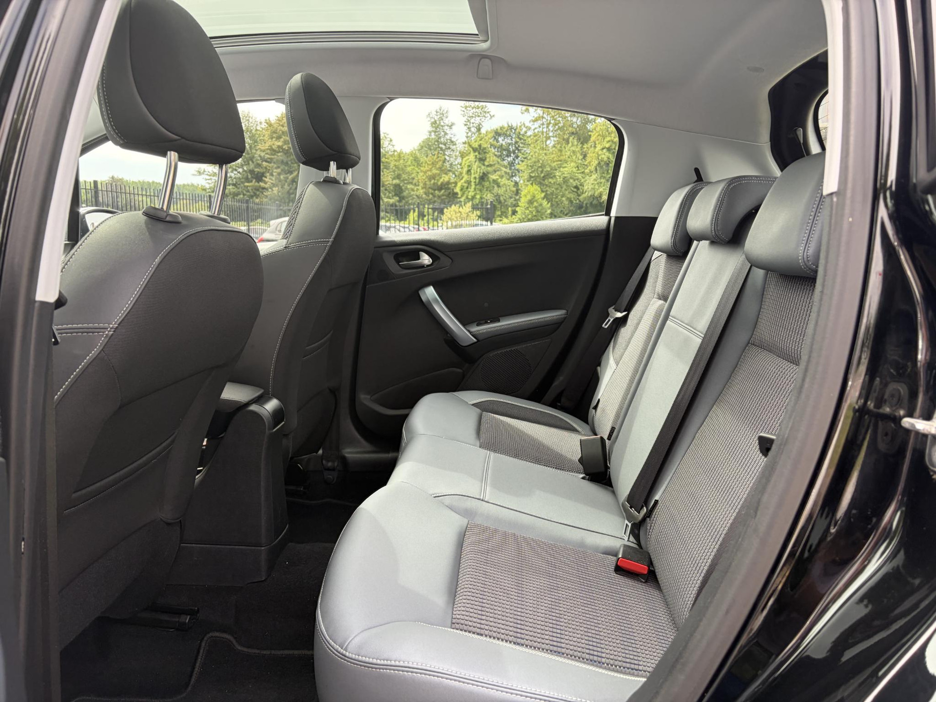 Peugeot 208 1.2 PureTech Allure D-riem vv in 2022,2e Eigenaar,110pk,Dealer Onderhouden,Pano,Carplay,Camera,Clima,Cruise,5 Deurs,Halfleder,Pdc,N.A.P,Lm velgen,Apk tot 05-2027