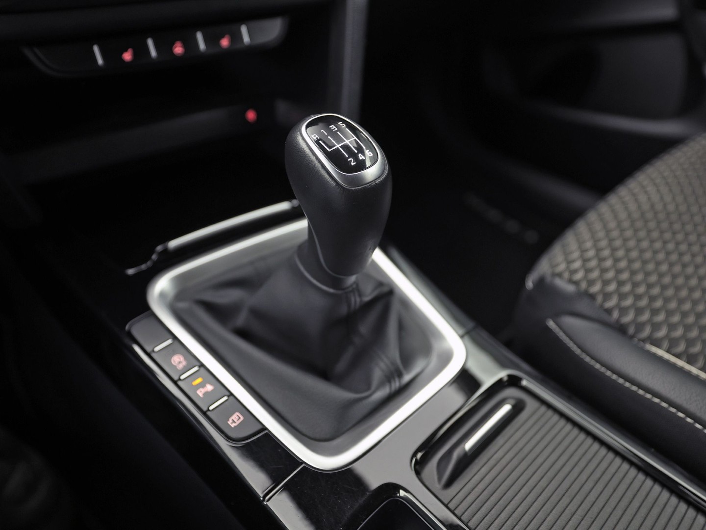 Kia Ceed 1.0 T-GDi DynamicPlusLine (APPLE CARPLAY, GROOT NAVI, STUUR/STOELVERWARMING, CAMERA, SPORTSTOELEN, TREKHAAK, GETINT GLAS, KEYLESS, NIEUWSTAAT)