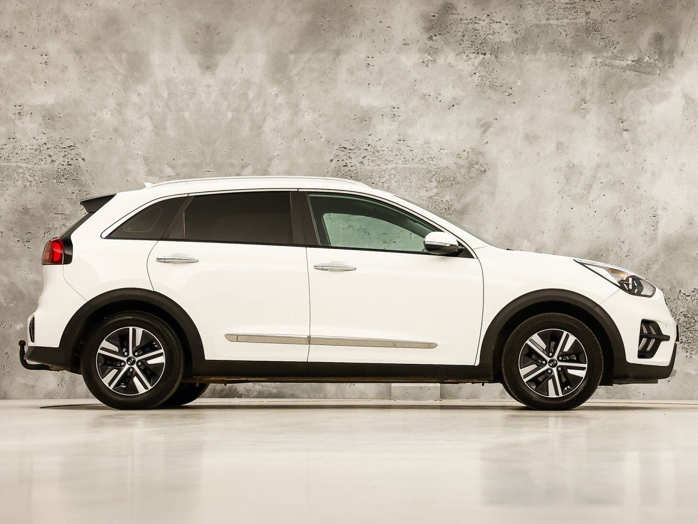 Kia Niro 1.6 GDi PHEV DynamicLine 141Pk Automaat (1e EIGENAAR, APPLE CARPLAY, GROOT NAVI, CAMERA, TREKHAAK, SPORTSTOELEN, ADAPTIVE CRUISE, GETINT GLAS, LEDER, NIEUWSTAAT)
