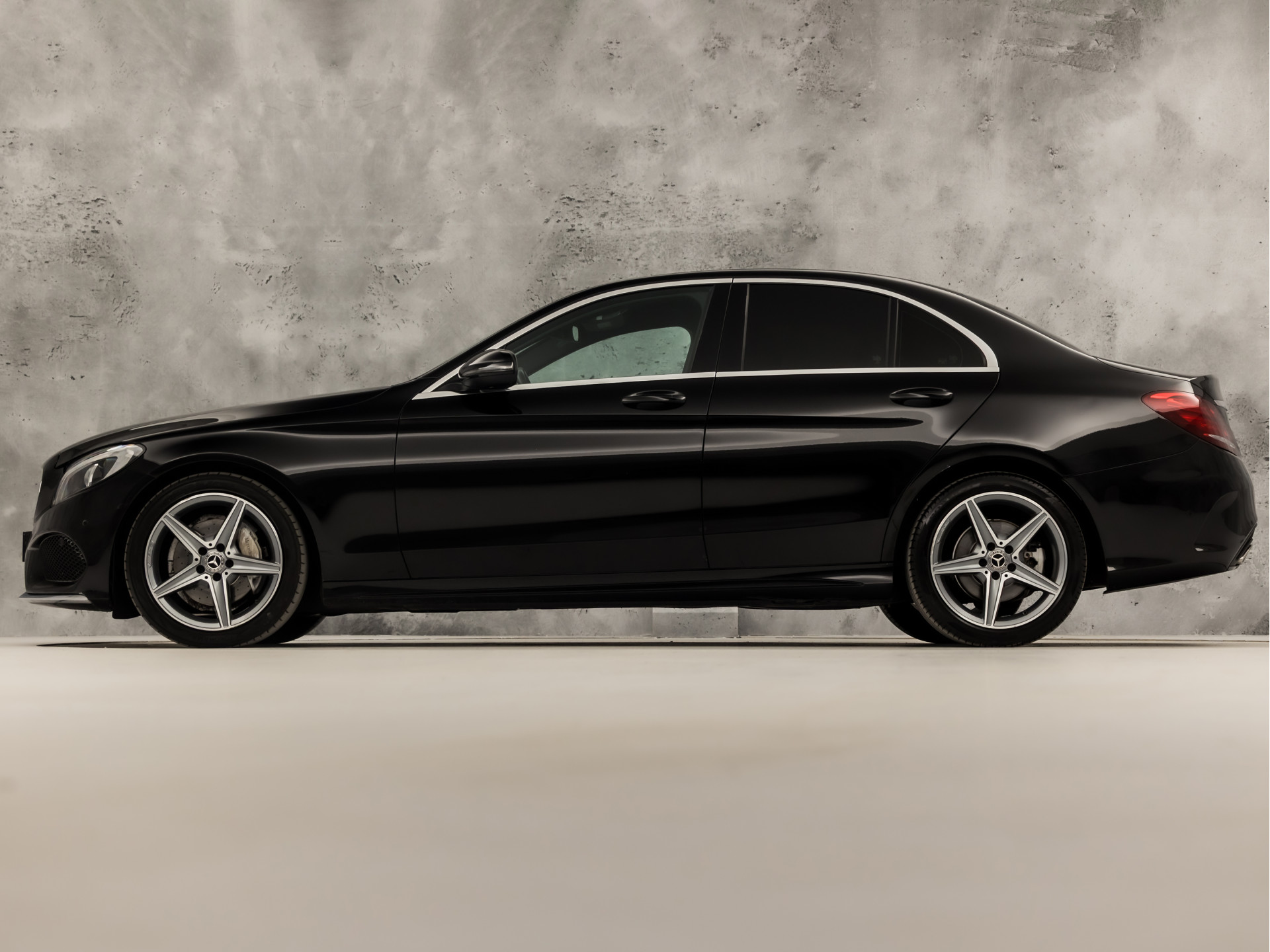 Mercedes-Benz C-Klasse 180 AMG Sport 156Pk Automaat (NAVIGATIE, CAMERA, LEDER, ZWART HEMEL, STOELVERWARMING, SPORTSTOELEN, GETINT GLAS, NIEUWSTAAT)