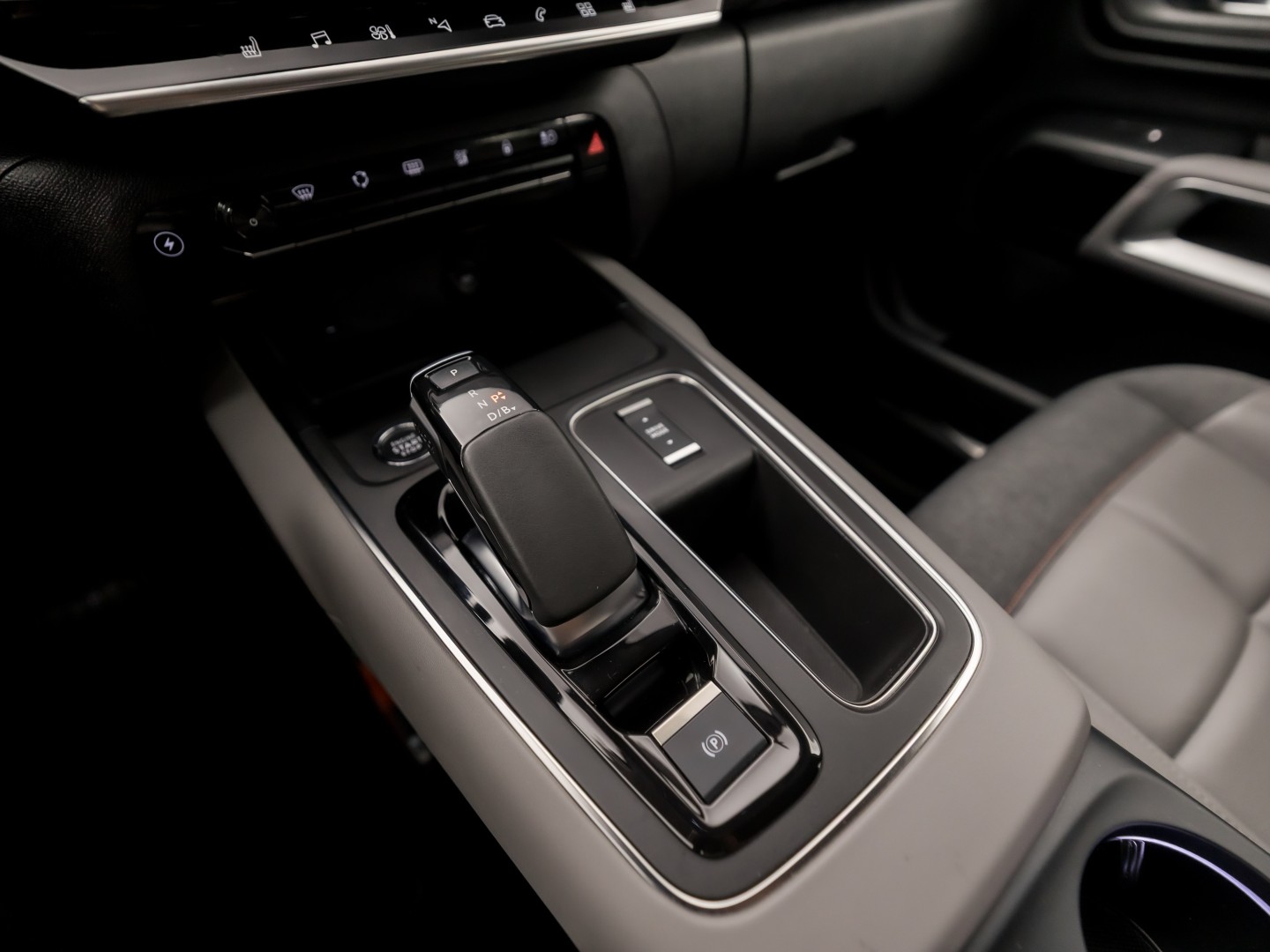 Citroën C5 Aircross 1.6 Plug-in Hybrid 225 Deluxe Sport 225Pk Automaat (APPLE CARPLAY, SOH 93%, GROOT NAVI, 360 CAMERA, GETINT GLAS, ELEK SPORTSTOELEN, LEDER, STOELVERWARMING, ADAPTIVE CRUISE, NIEUWSTAAT)