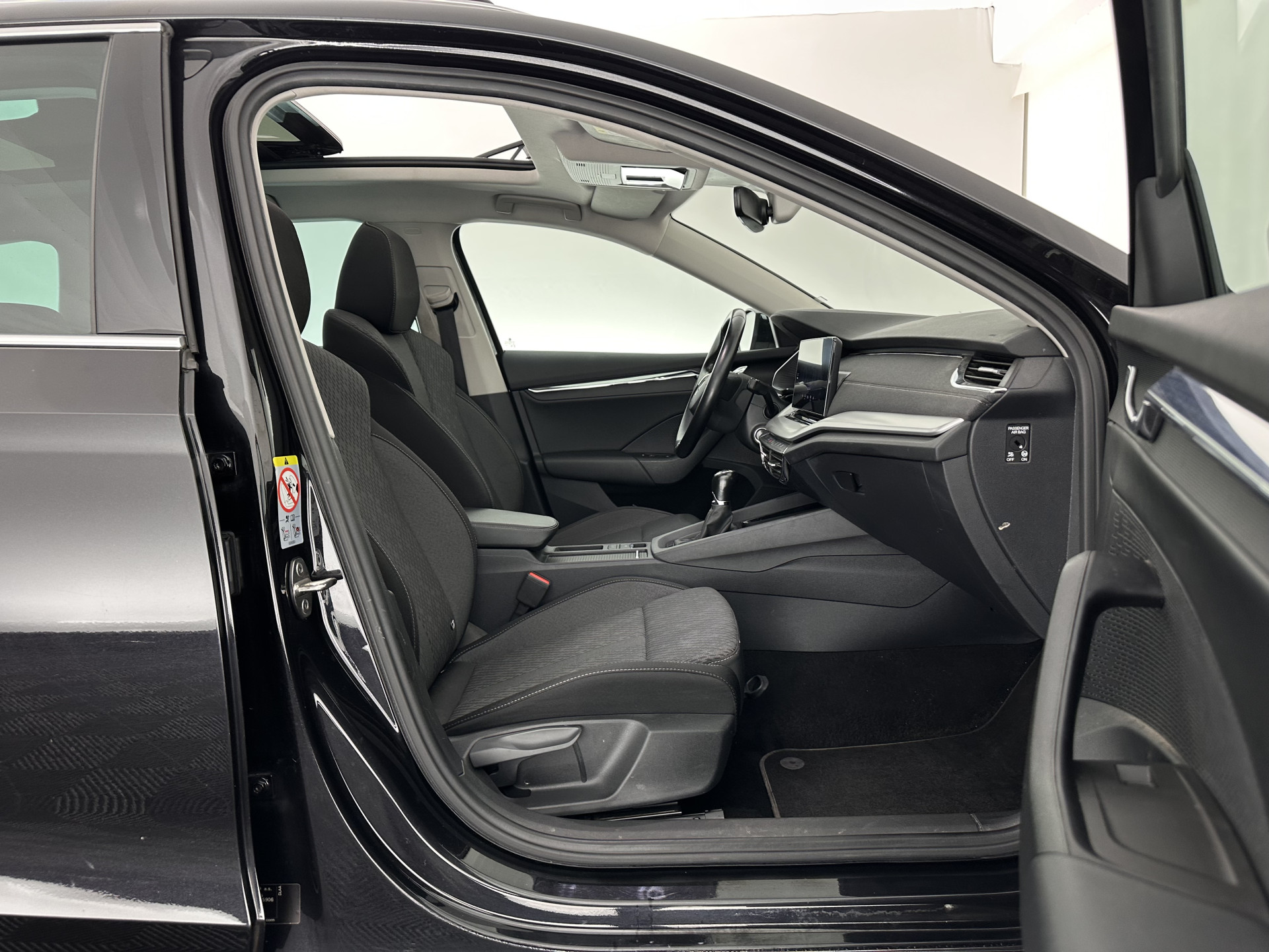 ŠKODA Octavia Combi 1.0 TSI Style (INCL-BTW) *PANO | FULL-LED | LANE-ASSIST | DIGI-COCKPIT | HEATED-COMFORTSEATS | NAVI-FULLMAP | PRIVACYGLASS | KEYLESS | DAB | ECC | PDC | CRUISE | TOWBAR | 18''ALU*