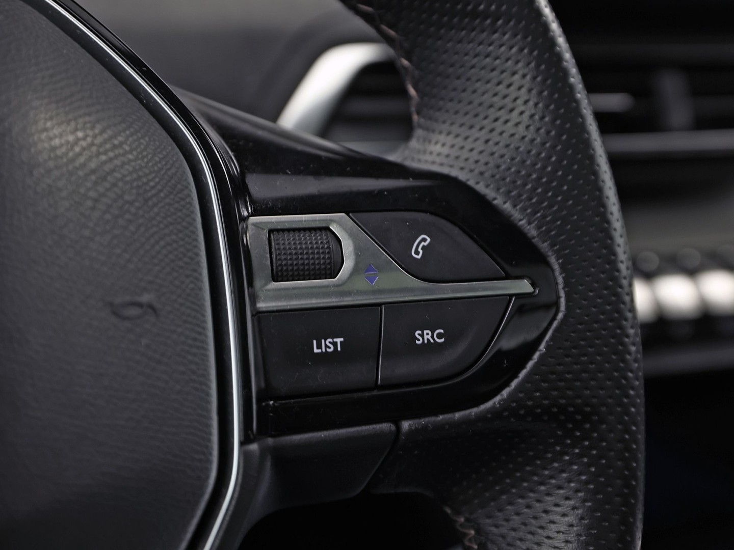 Peugeot 3008 1.2 PureTech GT Line (PANORAMADAK, APPLE CARPLAY, GROOT NAVI, LEDER, STOELVERWARMING, SPORTSTOELEN, GETINT GLAS, KEYLESS, NIEUWSTAAT)