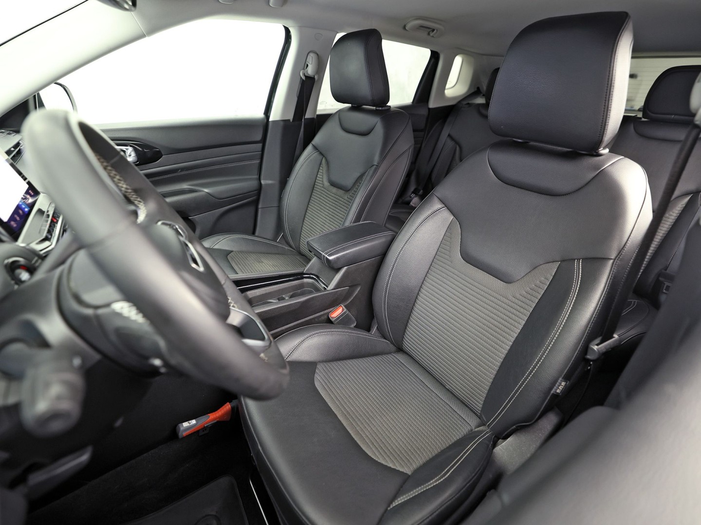Jeep Compass 4xe 190 Plug-in Hybrid Electric Night Eagle. Automaat (NAP, APPLE CARPLAY, GROOT NAVI, LEDER, ADAPTIVE CRUISE, SPORTSTOELEN, GETINT GLAS, KEYLESS, NIEUWSTAAT)