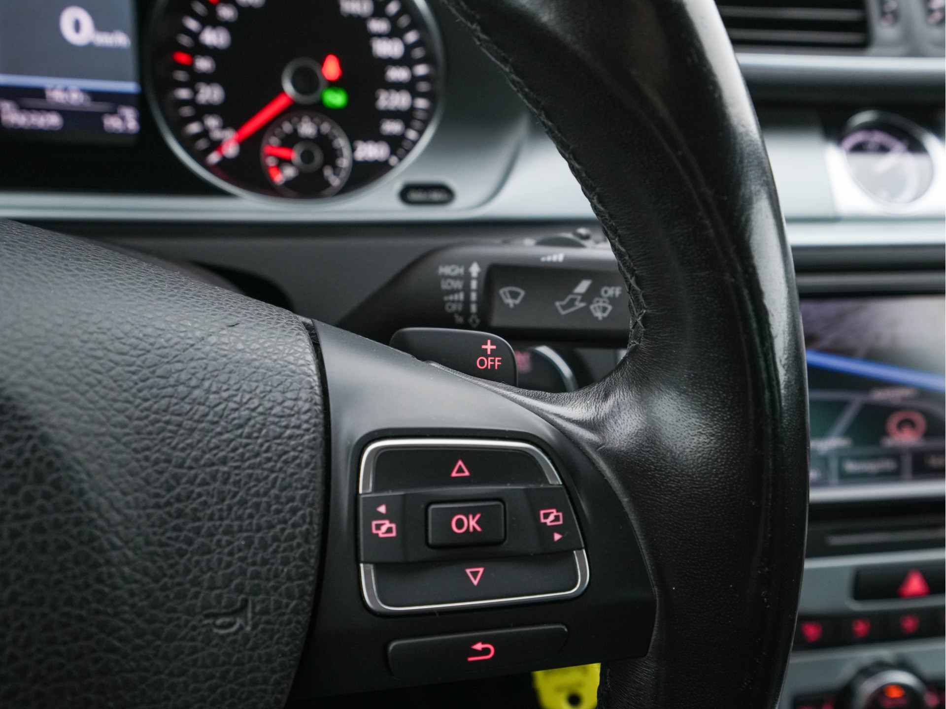 Volkswagen CC 1.8 TSI Aut. *LEATHER | BI-XENON | HEATED-SPORTSEATS | NAVI-FULLMAP | ECC | PDC | CRUISE | SHIFTPADDLES | PRIVACY-GLASS | TOWBAR | 18''ALU*