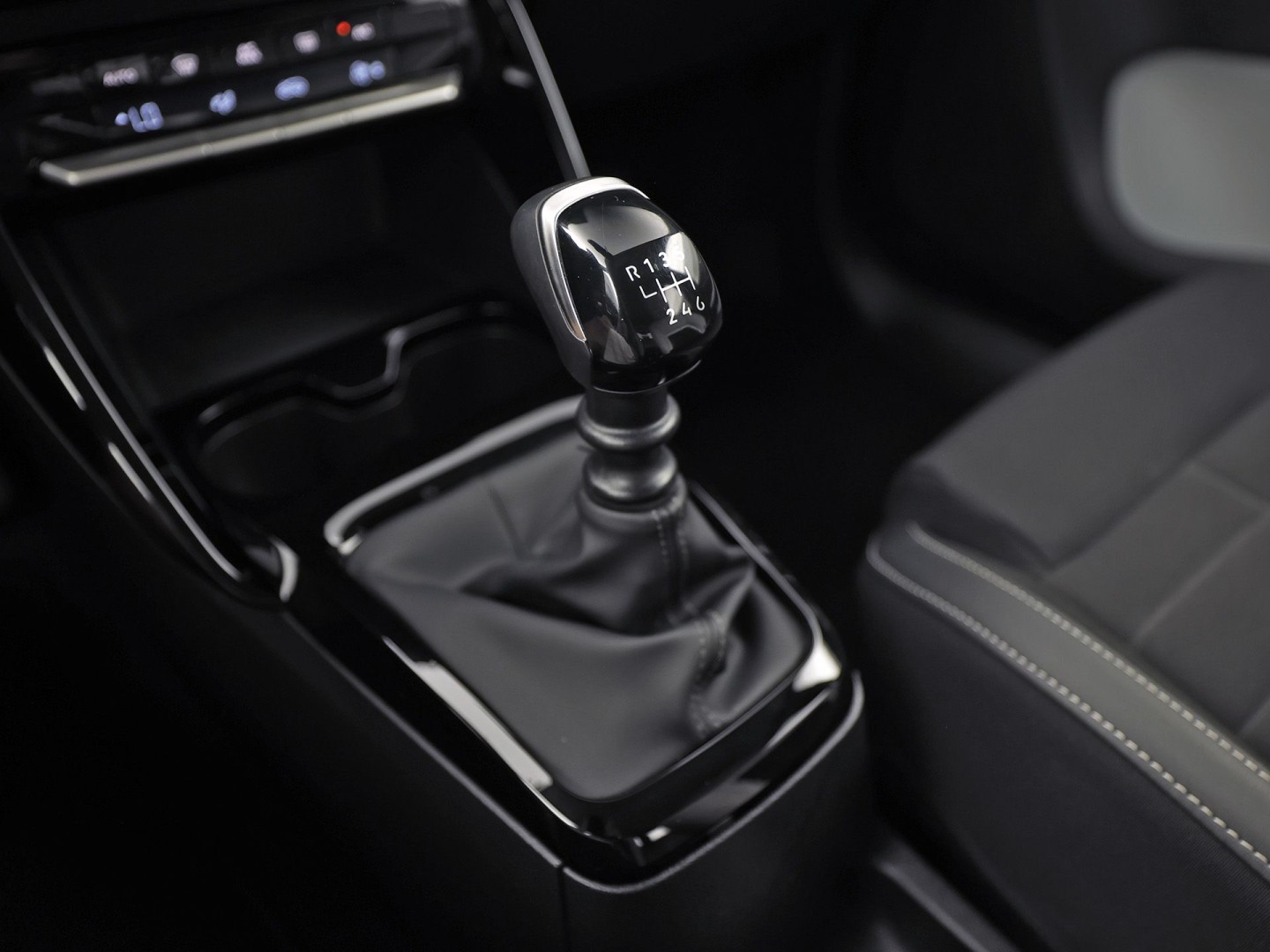 Citroën C3 1.2 Turbo 100pk Max (NIEUW MODEL, APPLE CARPLAY, GROOT NAVI, CAMERA, TREKHAAK, SPORTSTOELEN, GETINT GLAS, CRUISE, LANE ASSIST, NIEUWSTAAT)