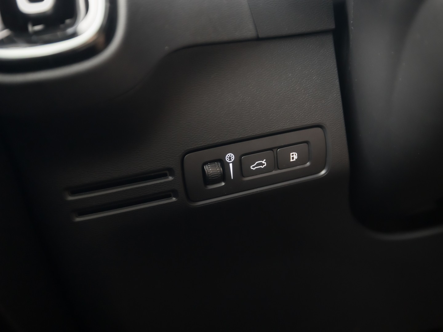 Volvo XC40 1.5 T5 Recharge Sport 262Pk Automaat (BLACK PACK, APPLE CARPLAY, GROOT NAVI, ZWART HEMEL, STUUR/STOELVERWARMING, SPORTSTOELEN, GETINT GLAS, LANE ASSIST, NIEUWE APK, NIEUWSTAAT)
