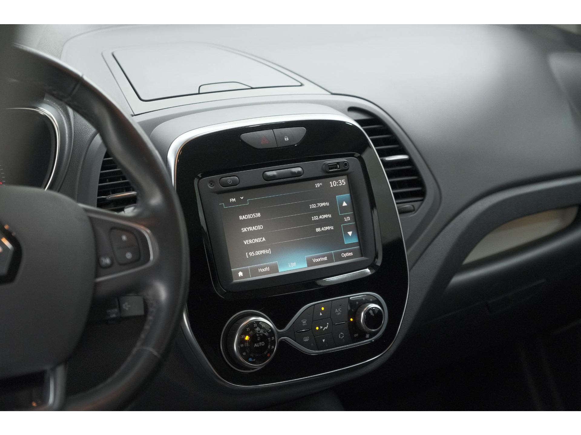 Renault Captur TCe 90 Intens | Trekhaak | AllSeason banden | Navigatie | Parkeersensoren