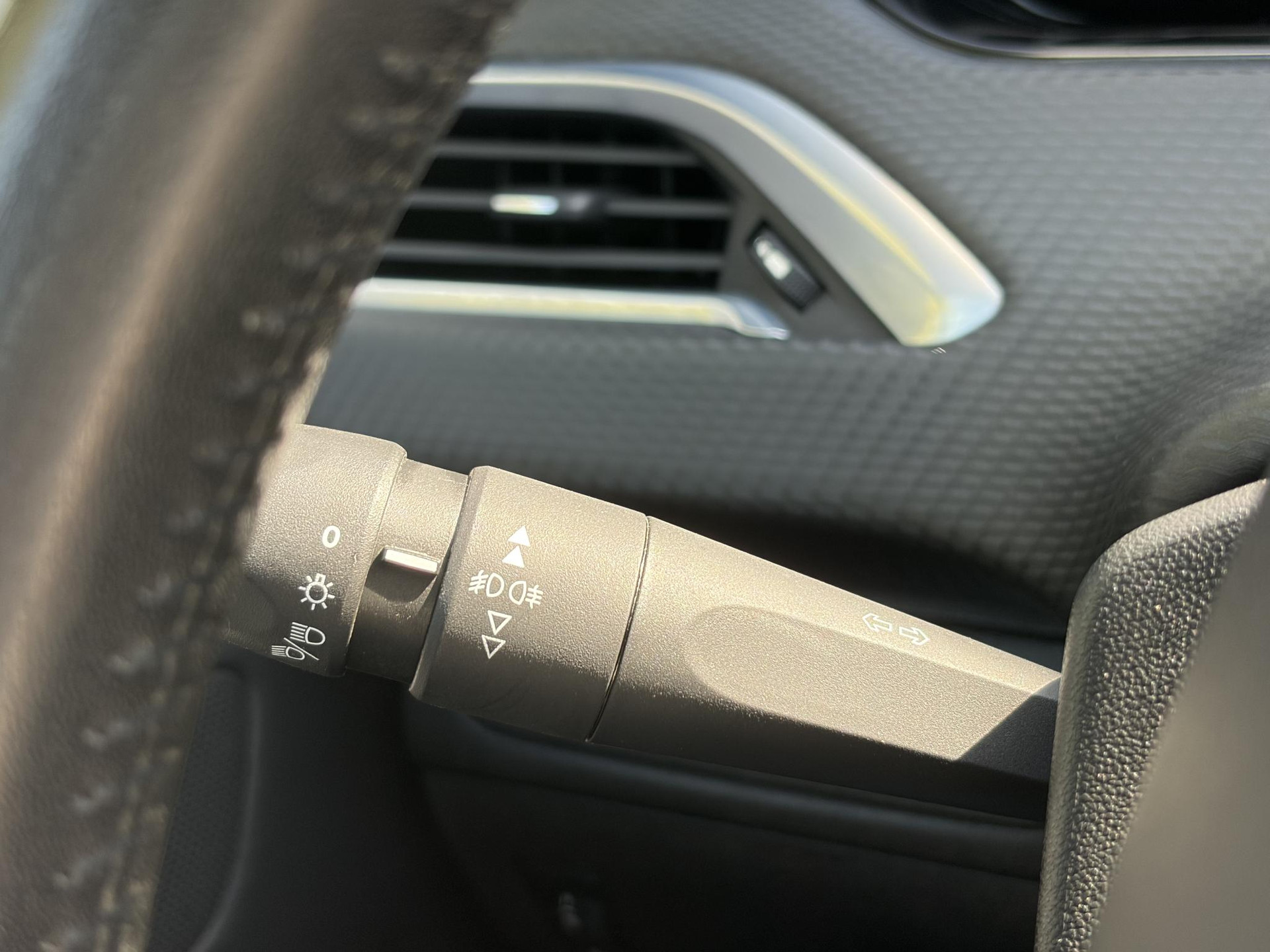 Peugeot 2008 1.2 PureTech Active 110pk,Dealer Onderhouden,Navi,Carplay,Airco,Cruise,Pdc,N.A.P,Apk tot 05-2027