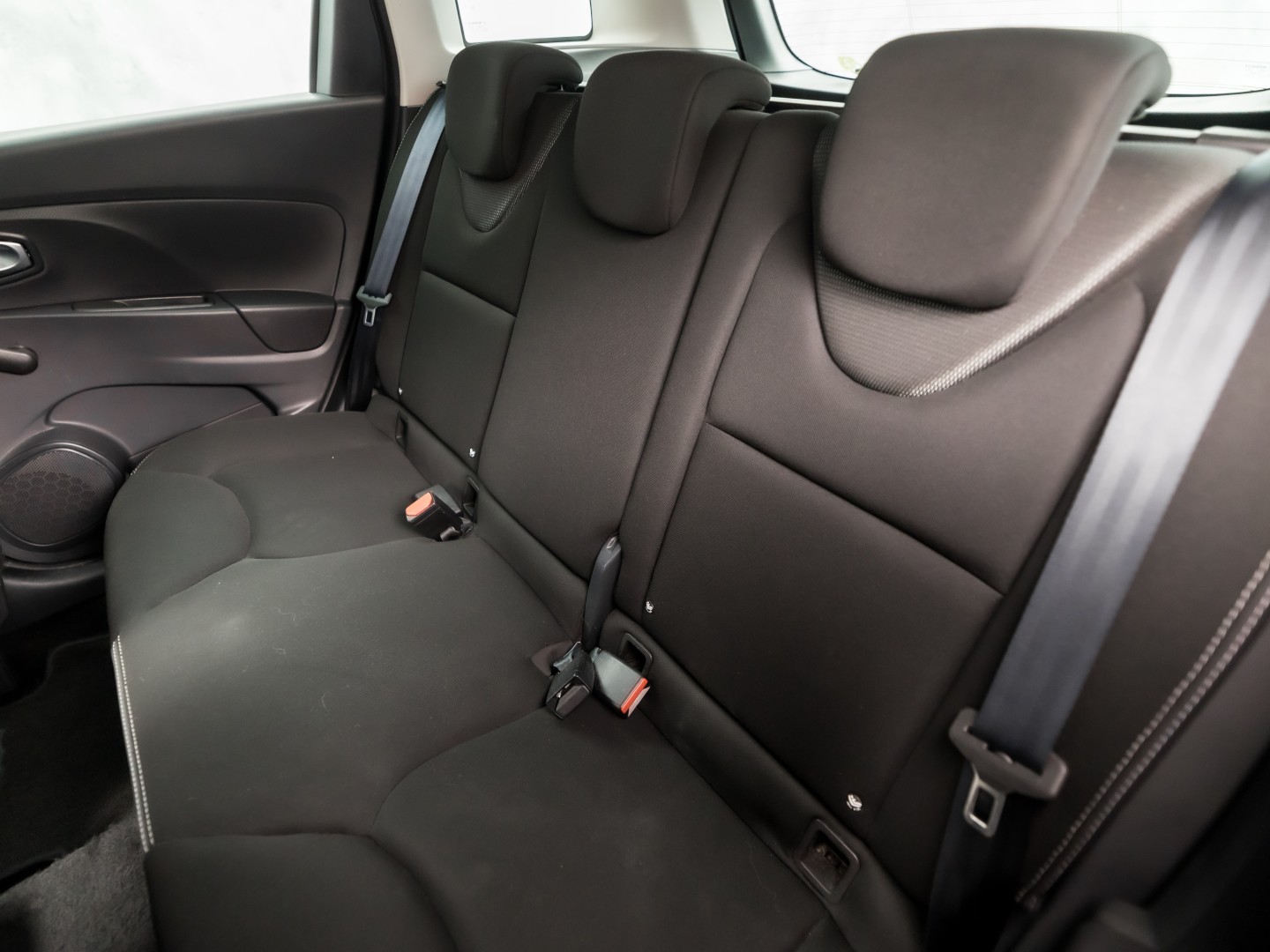 Renault Clio Estate 0.9 TCe Dynamic Sport (NAVIGATIE, LM VELGEN, GETINT GLAS, SPORTSTOELEN, CRUISE, PARKEERSENSOREN, NIEUWE APK, NIEUWSTAAT)