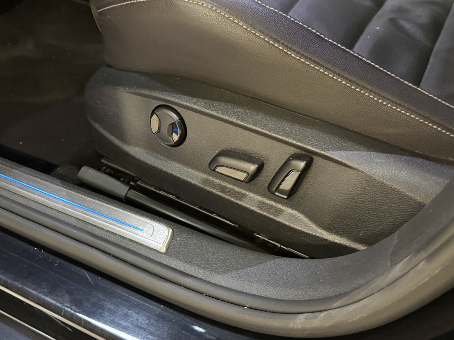 Volkswagen Golf 2.0 TSI R 4Motion | Camera | Panoramadak | 300PK | Stoelverwarming | Leder