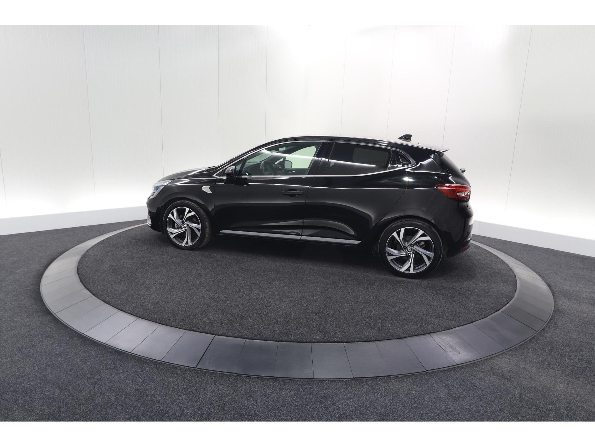 Renault Clio 1.6 E-Tech Hybrid 140 R.S. Line | 360 Camera | Apple Carplay | 9.3 Inch Groot Scherm | Sportstoelen