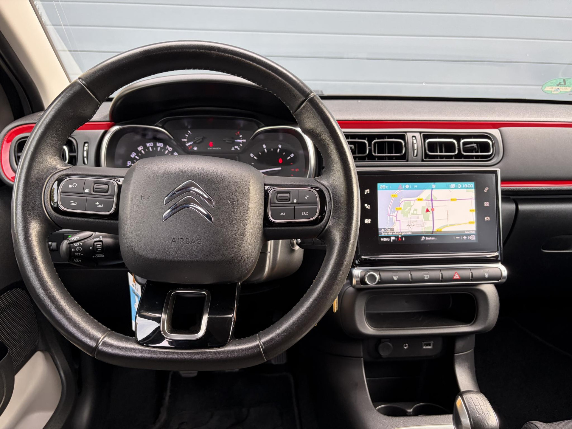 Citroen C3 1.2 PureTech Shine ✓2e Eigenaar✓Camera✓Carplay✓Navi✓Trekhaak✓Pdc✓Clima✓Cruise✓17''Lm velgen✓Rijstrooksensor✓N.A.P✓Apk tot 04-2027