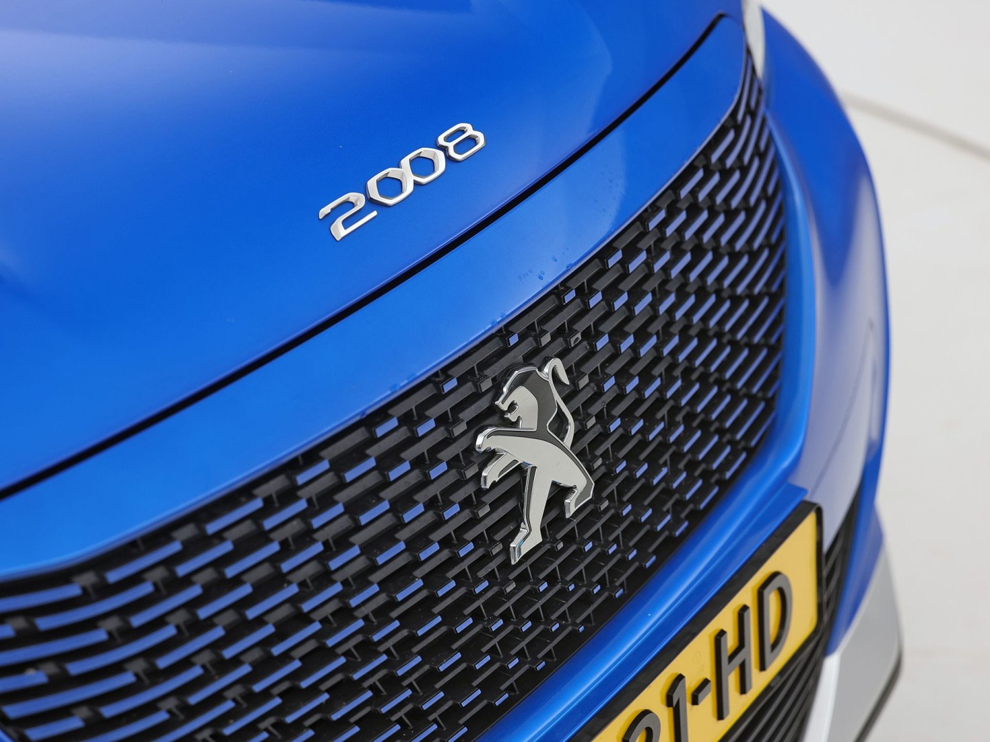 Peugeot e-2008 EV Blue Sport Allure 50 kWh Automaat (SOH 91,2%, APPLE CARPLAY, GROOT NAVI, 360 CAMERA, SPORTSTOELEN, GETINT GLAS, KEYLESS, NIEUWSTAAT)