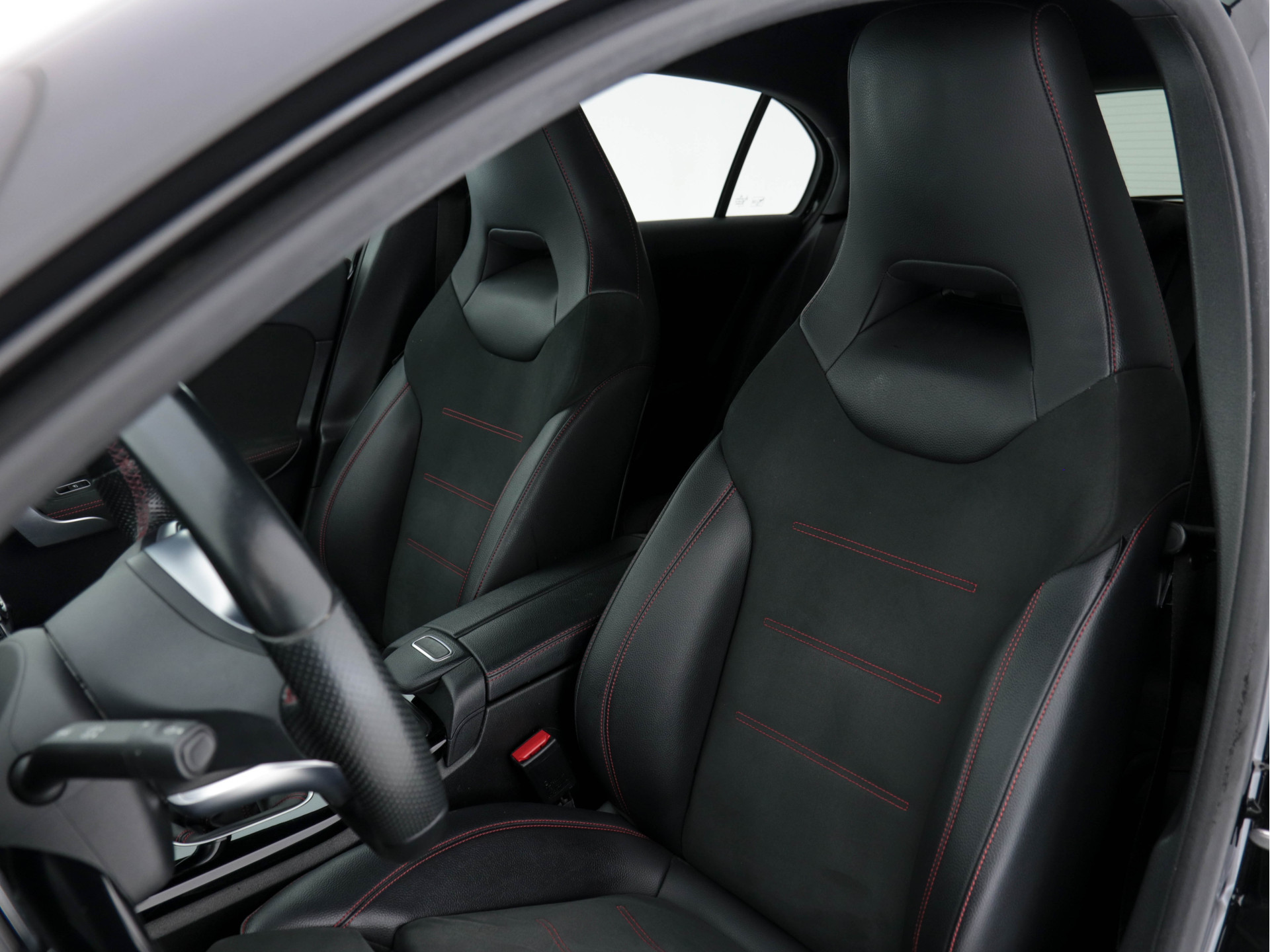 Mercedes-Benz A-klasse 160 Business Solution (INCL-BTW) *WIDE-SCREEN-COCKPIT | FULL-LED | HEATED-SPORTSEATS | LEATHER-MICROFIBRE | NAVI-FULLMAP | CAMERA | ECC | PDC | CRUISE | CARPLAY | AMBIENT-LIGHT | PRIVACY-GLASS | 18"ALU*