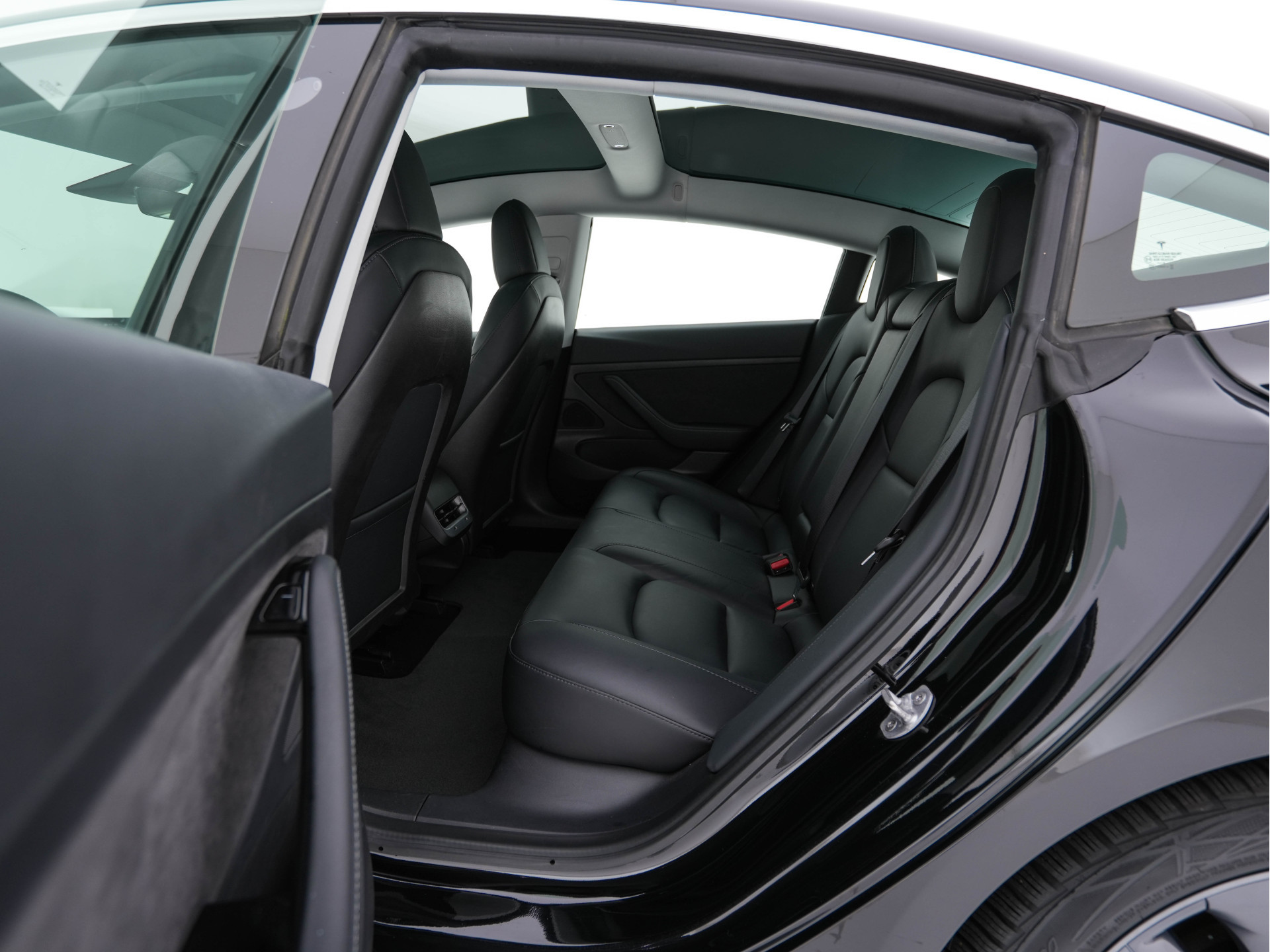 Tesla Model 3 Standard RWD Plus 60 kWh [ 3-Fase ] {SOH-84%} (INCL-BTW) Aut. *PANO | AUTO-PILOT | LEATHER | KEYLESS | FULL-LED | MEMORY-PACK | SURROUND-VIEW | DAB | CARPLAY | DIGI-COCKPIT | LANE-ASSIST | COMFORT-SEATS | 18"ALU*