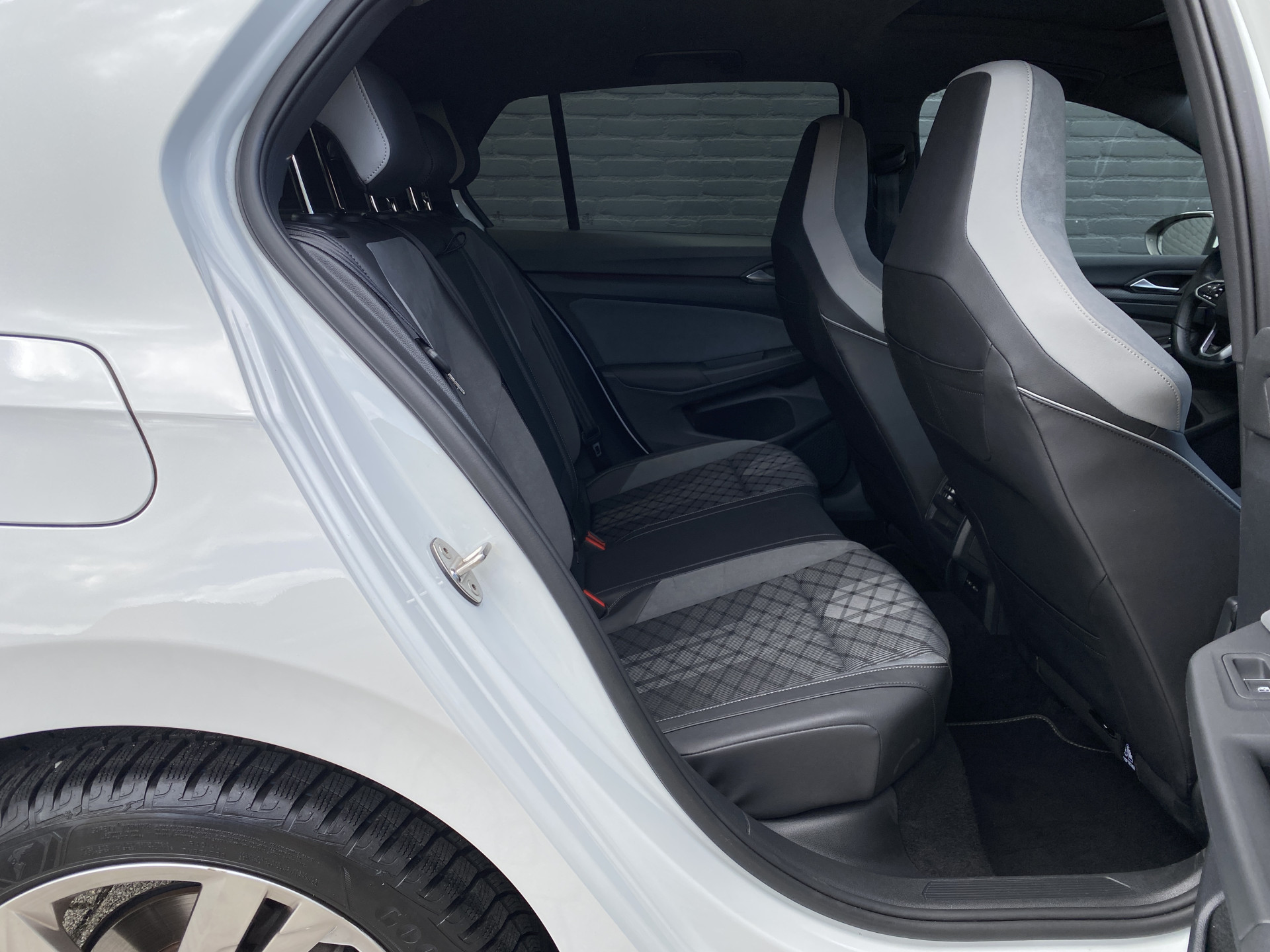 Volkswagen Golf 1.5 eTSI R-Line AUT. | dealer onderh. | panoramadak | stoel-/stuurverw. | keyless | trekhaak | carplay