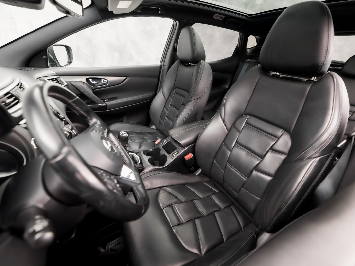 Nissan Qashqai 1.2 Tekna + Sport pack (PANORAMADAK, NAVIGATIE, MEMORY SEAT, NAPPA LEDER, ZWART HEMEL, 360 CAMERA, STOELVERWARMING, GETINT GLAS, TREKHAAK, NIEUWE APK, NIEUWSTAAT)