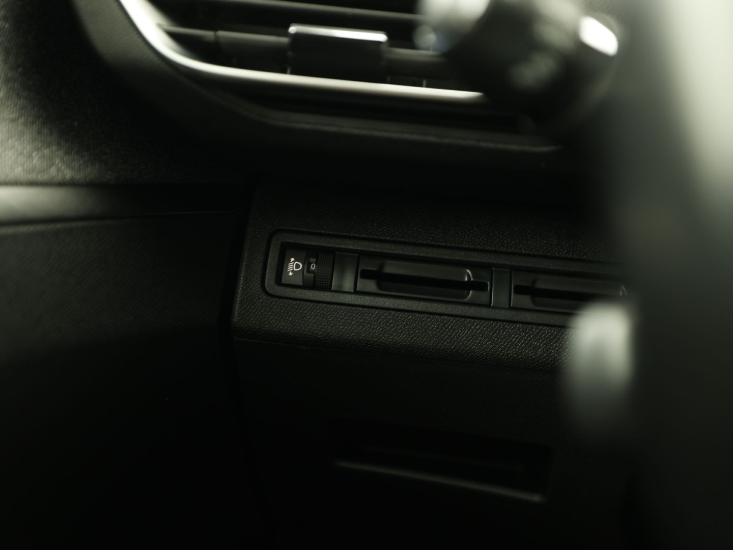 Peugeot 3008 1.2 PureTech Allure Sport Automaat (APPLE CARPLAY, GROOT NAVI, 360 CAMERA, STOELVERWARMING, LEDER, SPORTSTOELEN, ADAPTIVE CRUISE, GETINT GLAS, KEYLESS, NIEUWSTAAT)