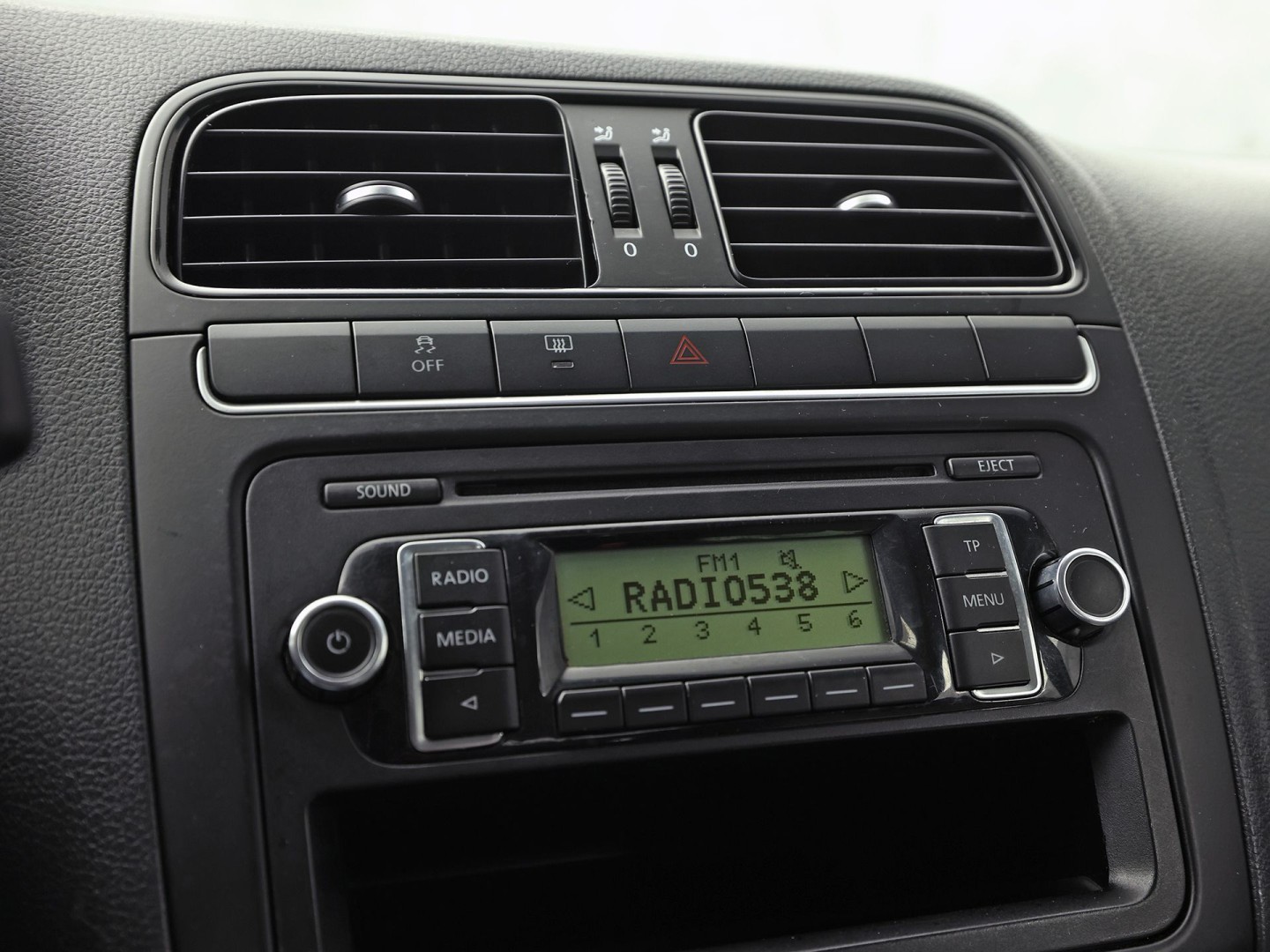 Volkswagen Polo 1.2 Feel (5 DEURS, AIRCO, ELEK RAMEN, SPORTSTOELEN, NIEUWE APK, NIEUWSTAAT)