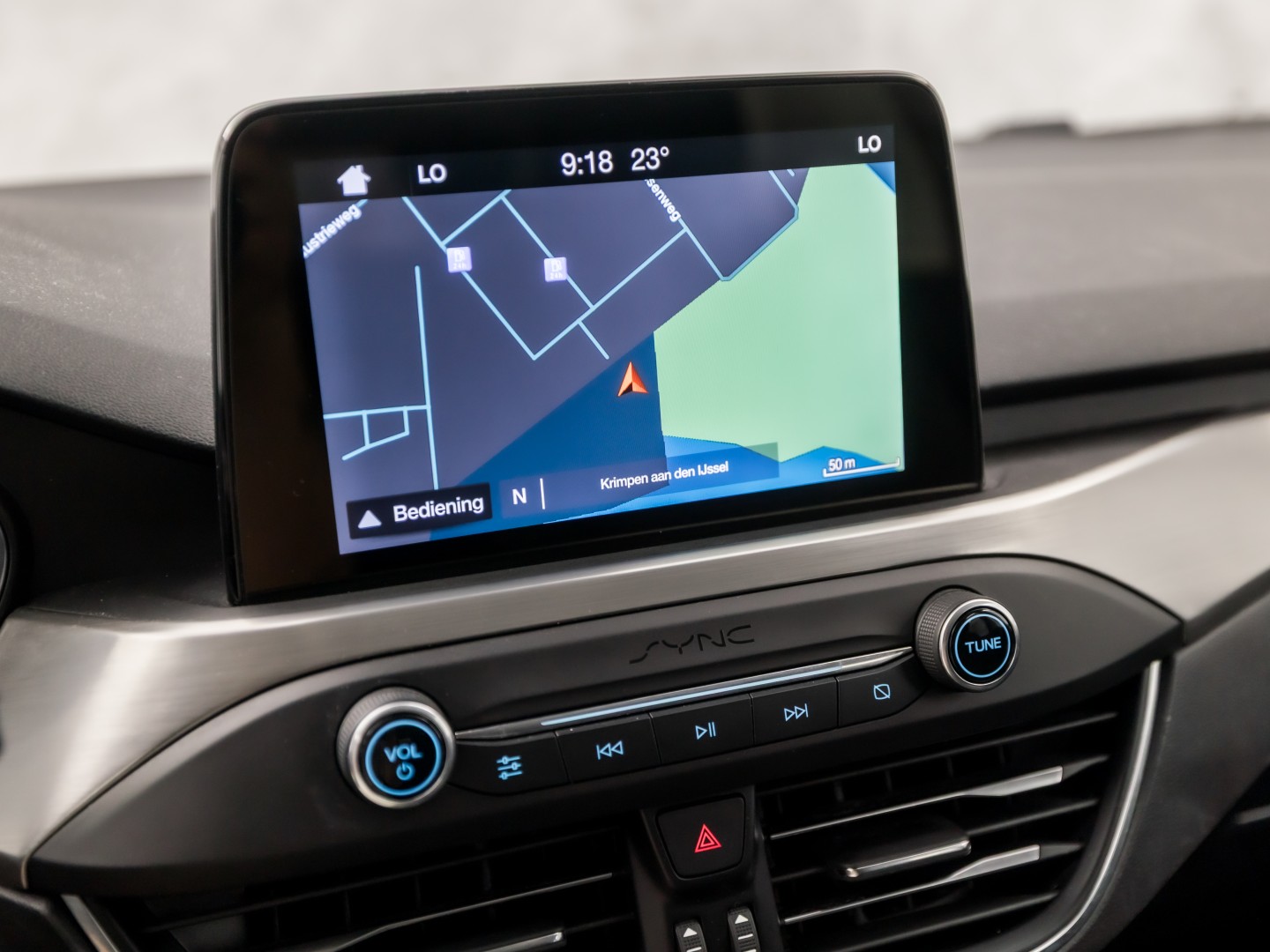 Ford Focus Wagon 1.0 EcoBoost Titanium Sport (APPLE CARPLAY, GROOT NAVI, STUUR/STOELVERWARMING, KEYLESS, SPORTSTOELEN, GETINT GLAS, LM VELGEN, CRUISE, NIEUWSTAAT)