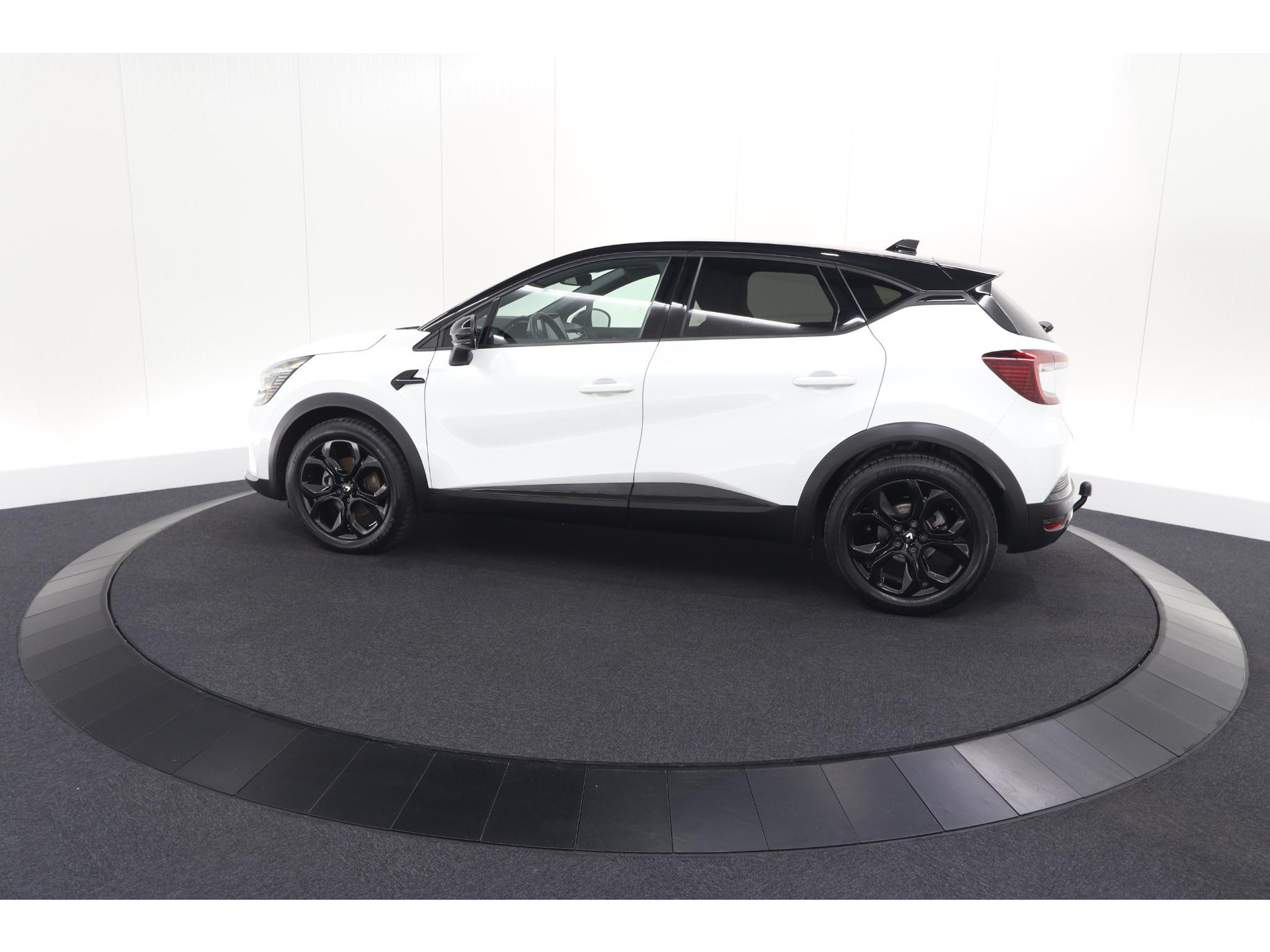 Renault Captur 1.6 E-Tech hybrid 145 SL Rive Gauche | Trekhaak | Camera | Apple Carplay | 9.3 Inch Grootscherm