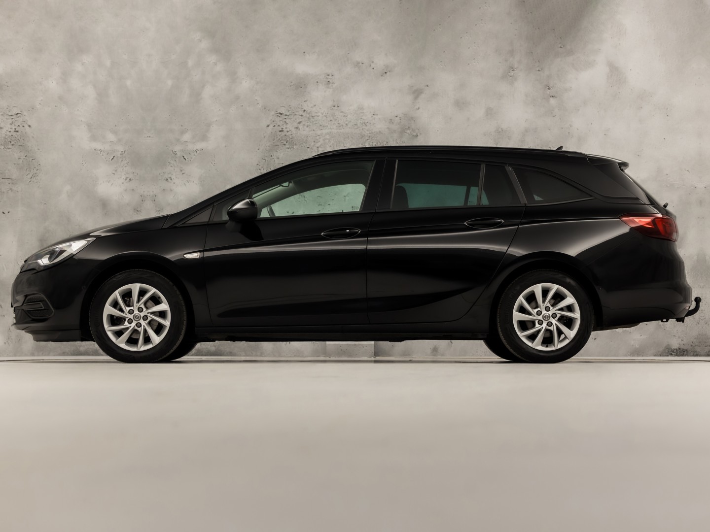 Opel Astra Sports Tourer 1.2 Innovation Sport (APPLE CARPLAY, DIGITALE COCKPIT, GROOT NAVI, CLIMATE, CAMERA, TREKHAAK, SPORTSTOELEN, GETINT GLAS, KEYLESS, ADAPTIVE CRUISE, NIEUWSTAAT)