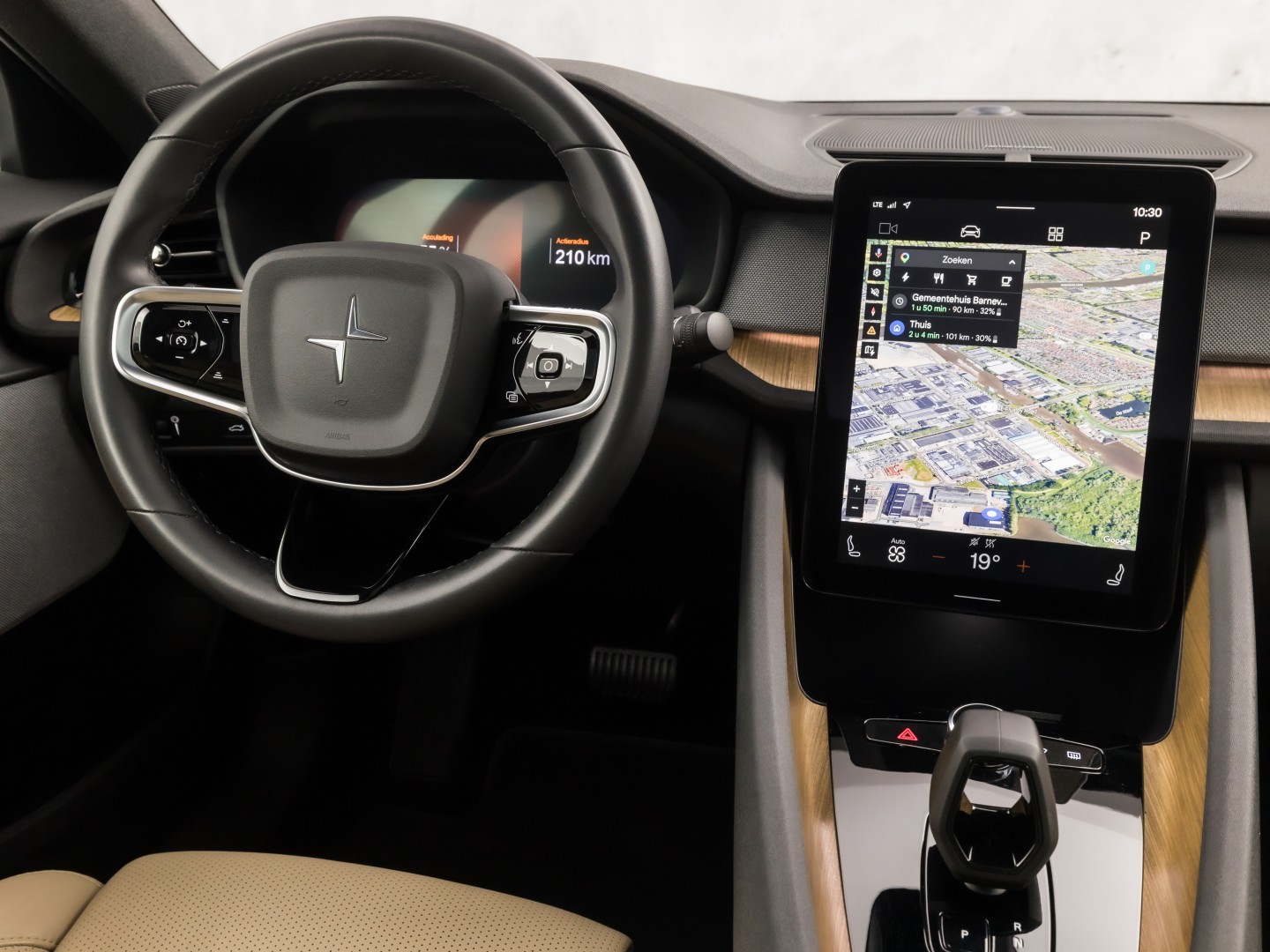 Polestar 2 Long Range Dual Motor Launch Edition 78kWh 408Pk Automaat (PANORAMADAK, HARMAN/KARDON, APPLE CARPLAY, 360 CAMERA, STOELVENTILATIE, MEMORY SEATS, GETINT GLAS, TREKHAAK, ELEK ACHTERKLEP, NIEUWSTAAT)