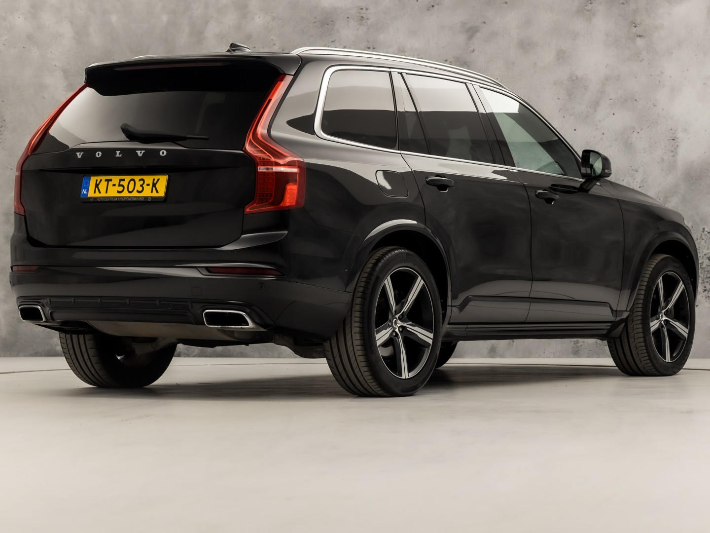 Volvo XC90 2.0 T8 Twin Engine AWD R-Design 7 Persoons 408Pk Automaat (PANORAMADAK, 1e EIGENAAR, LUCHTVERING, APPLE CARPLAY, BOWERS&WILKINS, HEAD-UP DISPLAY, STUUR/STOELVERWARMING, CAMERA, ELEK ACHTERKLEP, NIEUWSTAAT)