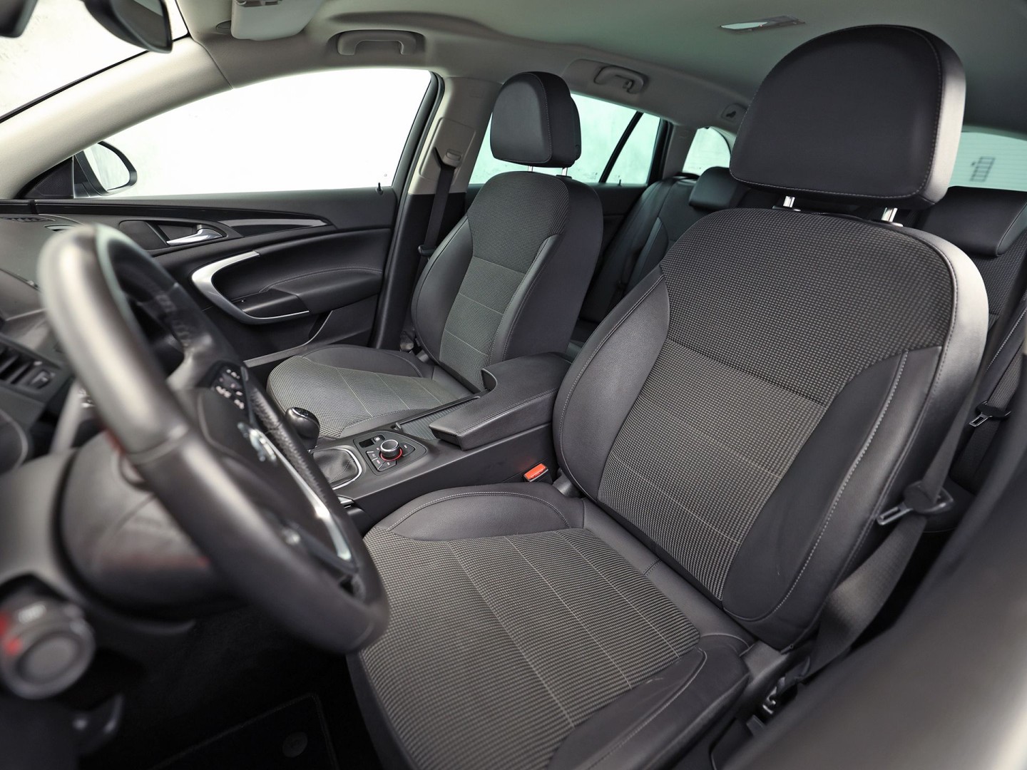 Opel Insignia 1.6 T Innovation Sport 179Pk (NAVIGATIE, CLIMATE, STOELVERWARMING, GETINT GLAS, SPORTSTOELEN, TREKHAAK, CRUISE, NIEUWSTAAT)