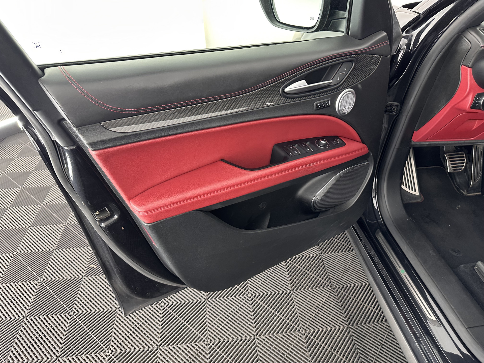 Alfa Romeo Stelvio 2.9 V6 AWD Quadrifoglio (INCL-BTW) Aut. *PANO | LEATHER-ALCANTARA | XENON | ADAPTIVE-CRUISE | BLIND-SPOT | HARMAN/KARDON | MEMORY-PACK | HEATED-SPORTSEATS | DAB+ | KEYLESS | CARPLAY | NAVI-FULLMAP | CARBON-INLAY |..