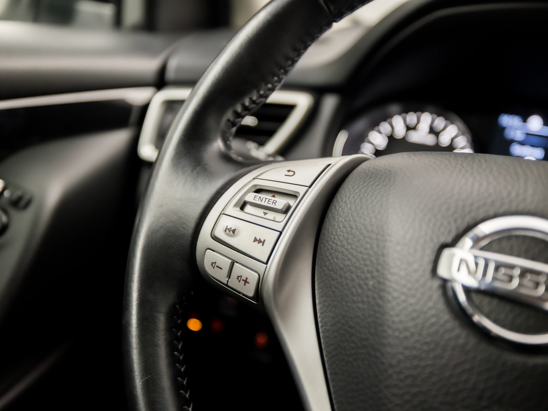Nissan Qashqai 1.2 Acenta Sport (NAVIGATIE, CLIMATE, STOELVERWARMING, CAMERA, SPORTSTOELEN, PARKEERSENSOREN, CRUISE, NIEUWE APK, NIEUWSTAAT)
