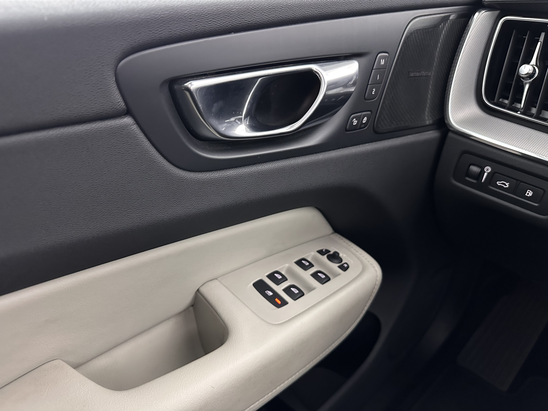 Volvo XC60 2.0 T8 Twin Engine AWD Inscription (Plug-In) (INCL-BTW) Aut. *PANO | LEATHER | FULL-LED | MEMORY-PACK | HARMAN/KARDON | TOPVIEW | DIGI-COCKPIT | KEYLESS | HEATED-SPORTSEATS | NAVI-FULLMAP | ECC | PDC | ADAPTIVE-CRUISE | TOWBAR | HEAD-UP