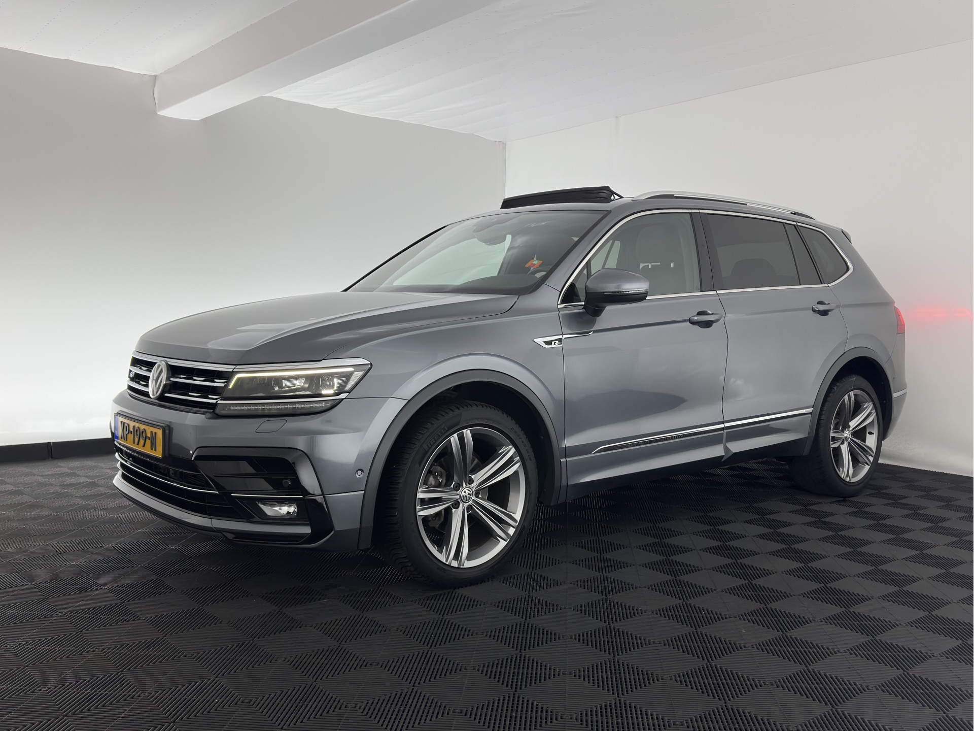 Volkswagen Tiguan Allspace 1.5 TSI R-line Highline Business (7-Pers.) (INCL-BTW) Aut * PANO | NAVI-FULLMAP | XENON | ALCANTARA | HEATED-ERGONOMIC-SPORTSEATS | KEYLESS | PRIVACY-GLASS | CAMERA | DAB | DIGI-COCKPIT | PDC | TOWBAR | ECC | 19"ALU*