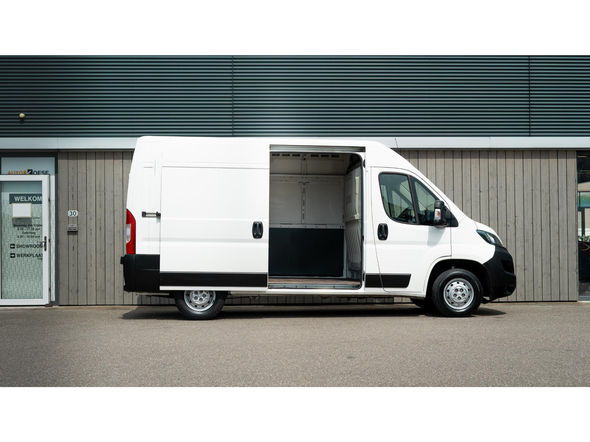 Peugeot Boxer 330 2.2 BlueHDi 140 L2H2 Premium | Navigatie | Houtenvloer In Laadruimte | Airco