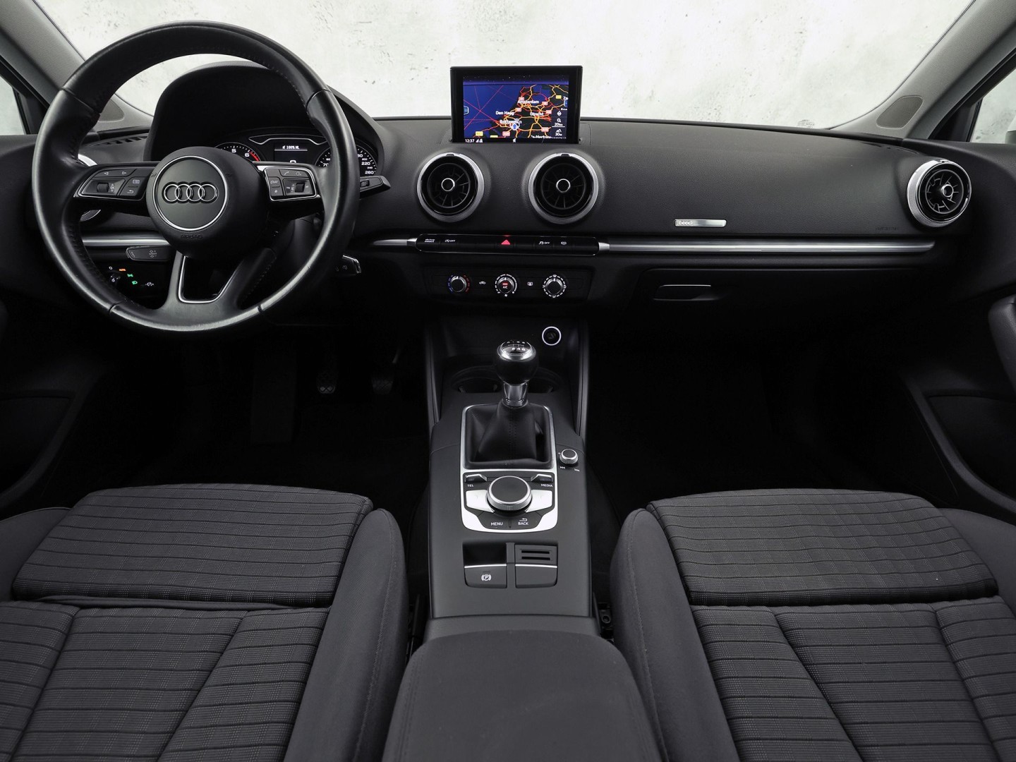 Audi A3 Sportback 1.0 TFSI Sport (GROOT NAVI, DYNAMISCHE KNIPPERLICHTEN, PARKEERSENSOREN, SPORTSTOELEN, CRUISE, LM VELGEN, BLUETOOTH, NIEUWSTAAT)