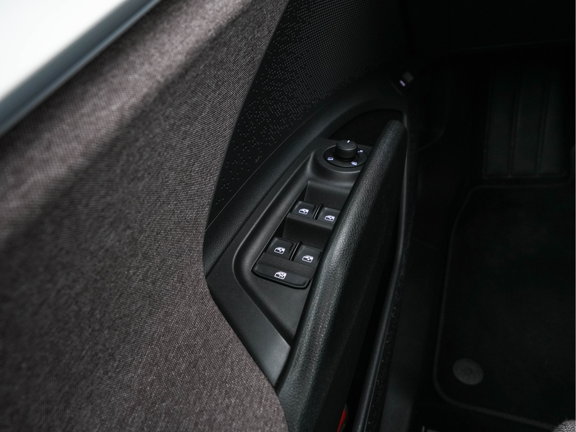 ŠKODA Enyaq iV 60 [ 3-Fase ] {SOH-87%} (INCL-BTW) *PANO | FULL-LED | DIGI-COCKPIT | CAMERA | KEYLESS | NAVI-FULLMAP | PRIVACY-GLASS | AMBIENT-LIGHT | ECC | COMFORT-SEATS | DAB + | PDC | CRUISE | CARPLAY | TOWBAR | 19 "ALU*