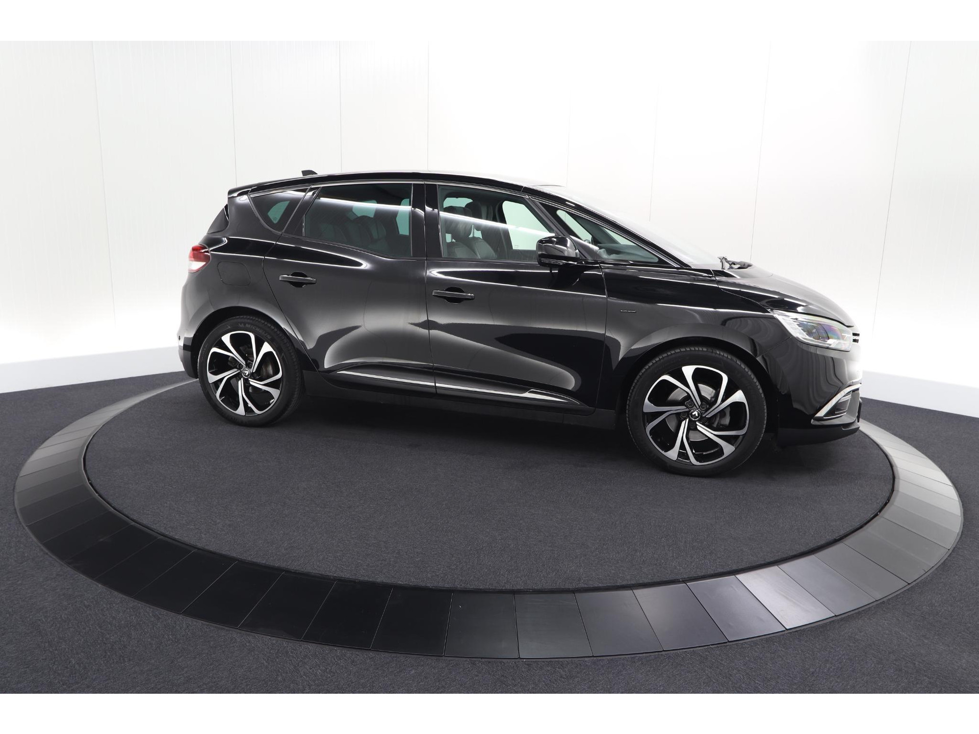Renault Scénic TCE 160 EDC Black Edition | Trekhaak | Adaptieve Cruise Control | BOSE Premium Audio | Panoramadak