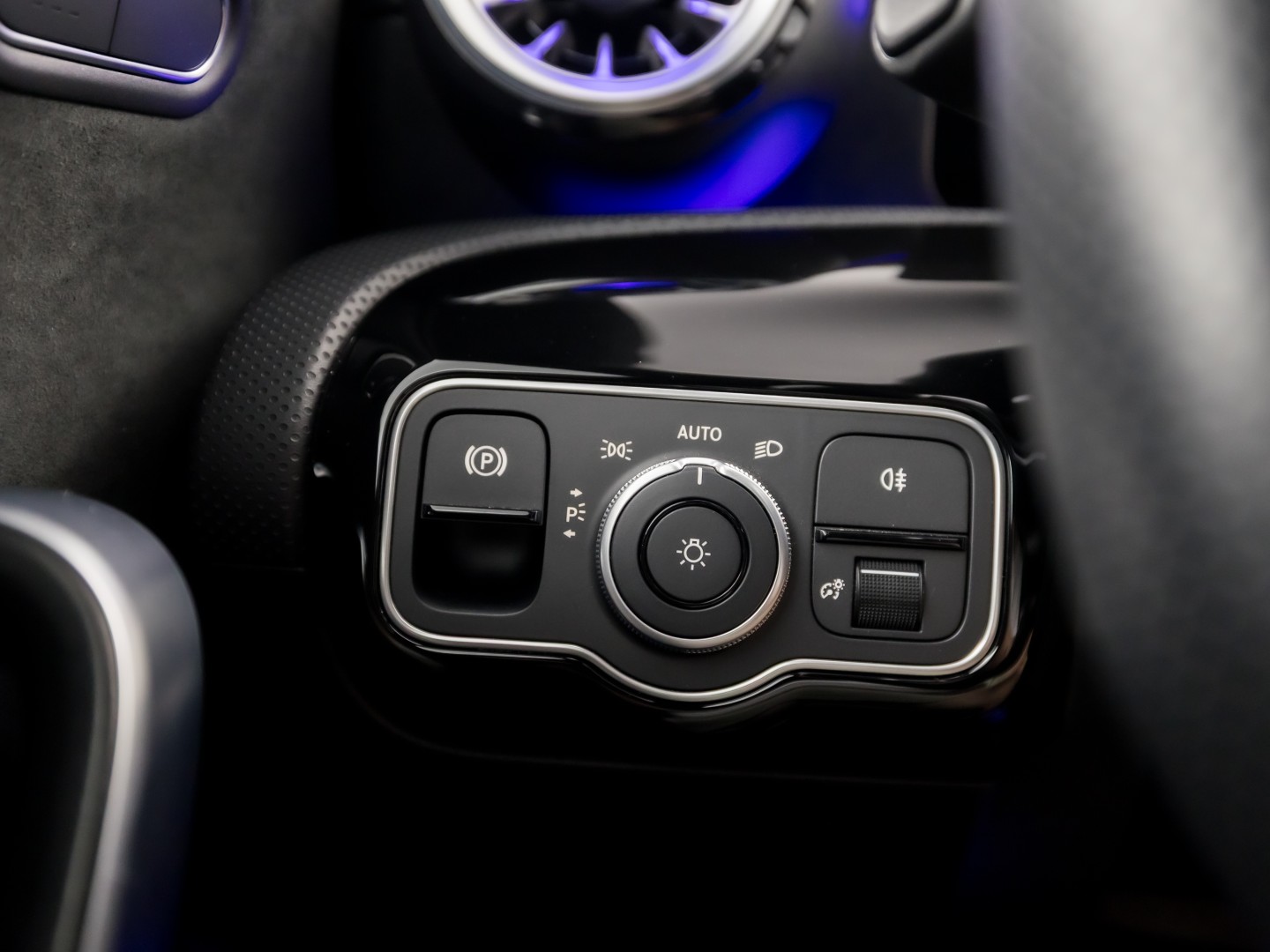 Mercedes-Benz CLA-Klasse 180 AMG Sport Automaat (GROOT NAVI, LOGISCH NAP, CAMERA, LEDER, SPORTSTOELEN, GETINT GLAS, STOELVERWARMING, ELEK ACHTERKLEP, NIEUWSTAAT)