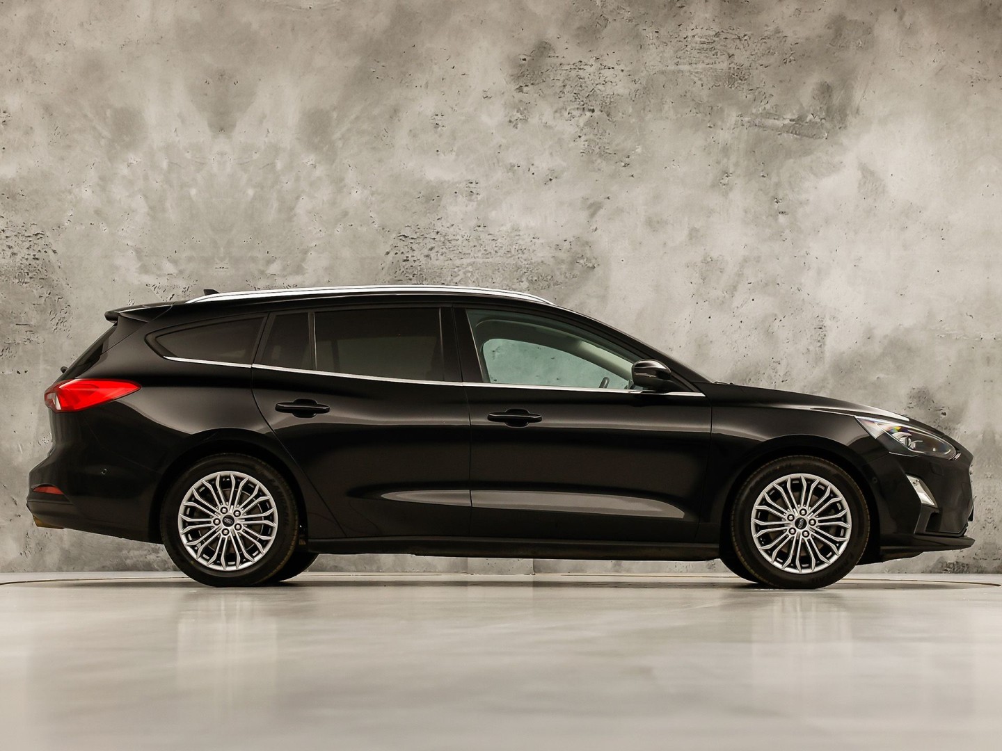 Ford Focus Wagon 1.0 EcoBoost Titanium Sport (APPLE CARPLAY, GROOT NAVI, STUUR/STOELVERWARMING, CAMERA, SPORTSTOELEN, GETINT GLAS, ADAPTIVE CRUISE, NIEUWSTAAT)