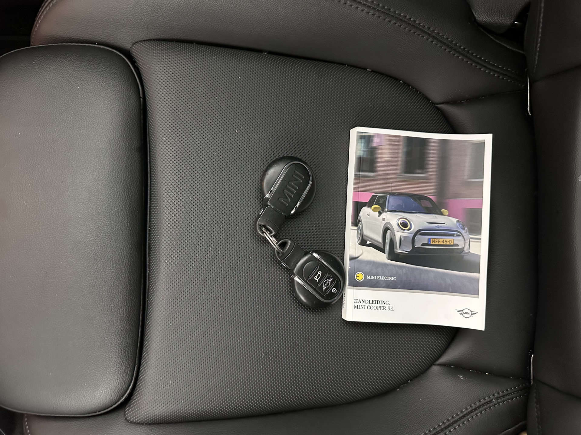 MINI Mini Electric Business Edition 33 kWh [ 3-Fase ] (INCL-BTW) Aut. *LEATHER | FULL-LED | KEYLESS | SPORT-SEATS | NAVI-FULLMAP | ECC | AMBIENT-LIGHT | DAB | DIGI-COCKPIT | PDC | 17"ALU*