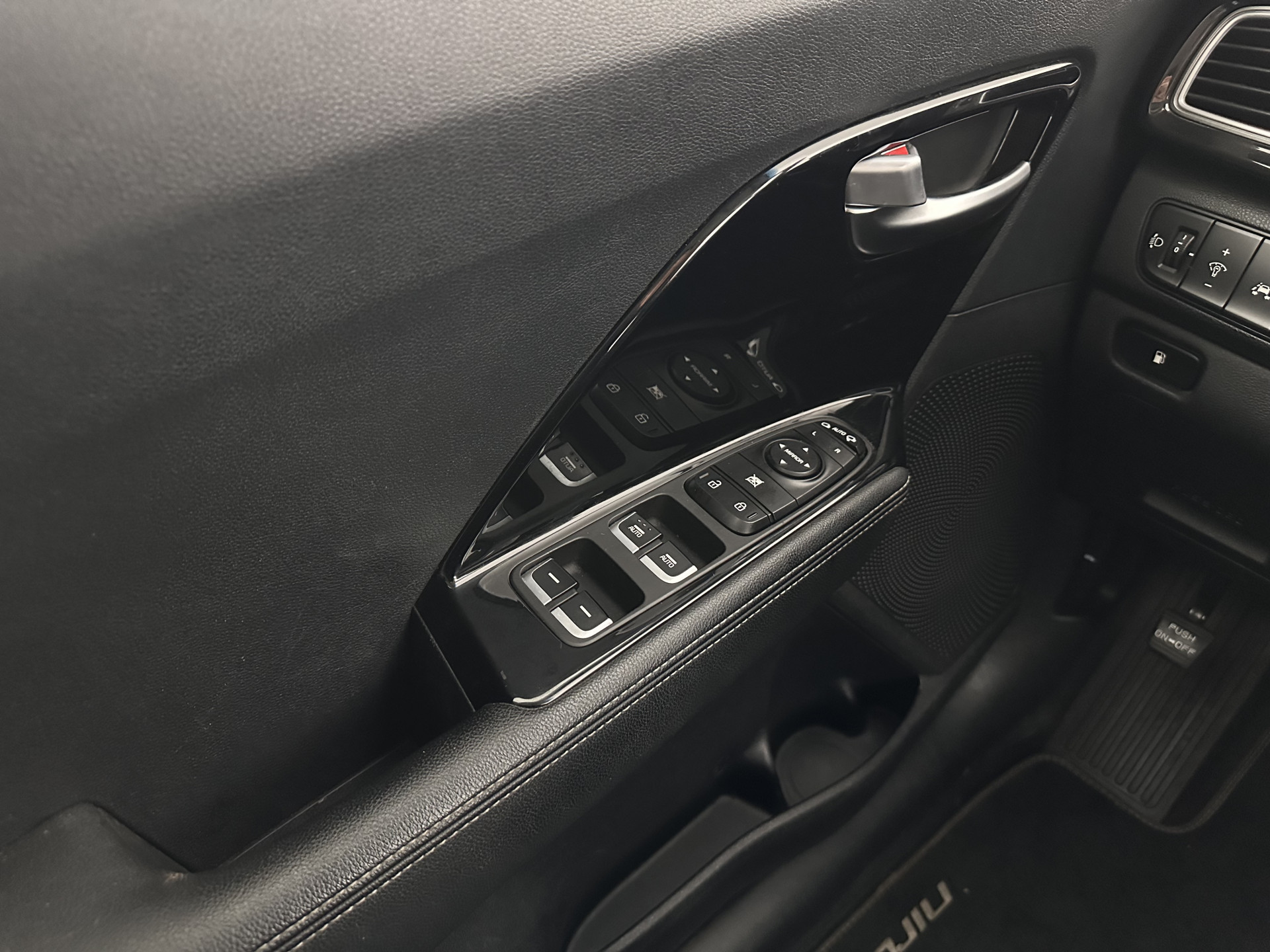 Kia Niro 1.6 GDi Hybrid ExecutiveLine (INCL.BTW) Aut. *LEATHER-FABRIC | NAVI-FULLMAP | KEYLESS | CAMERA | COMFORT-SEATS | DIGI-COCKPIT | LANE-ASSIST | ECC | CARPLAY | PDC | TOWBAR | 16''ALU*